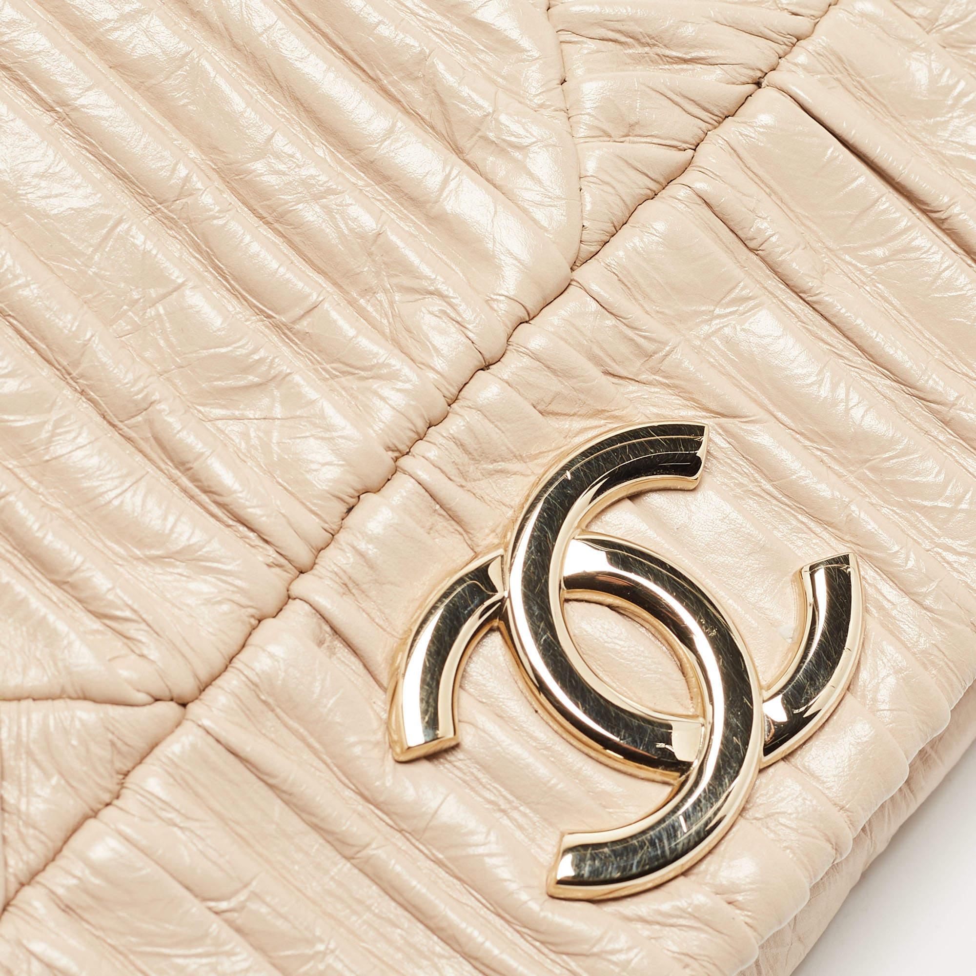 Chanel pochette à rabat Coco Pleats en cuir beige en vente 10