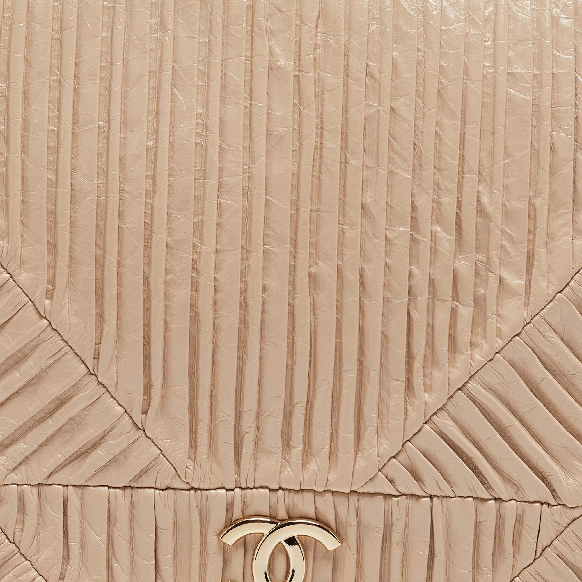 Chanel pochette à rabat Coco Pleats en cuir beige en vente 11