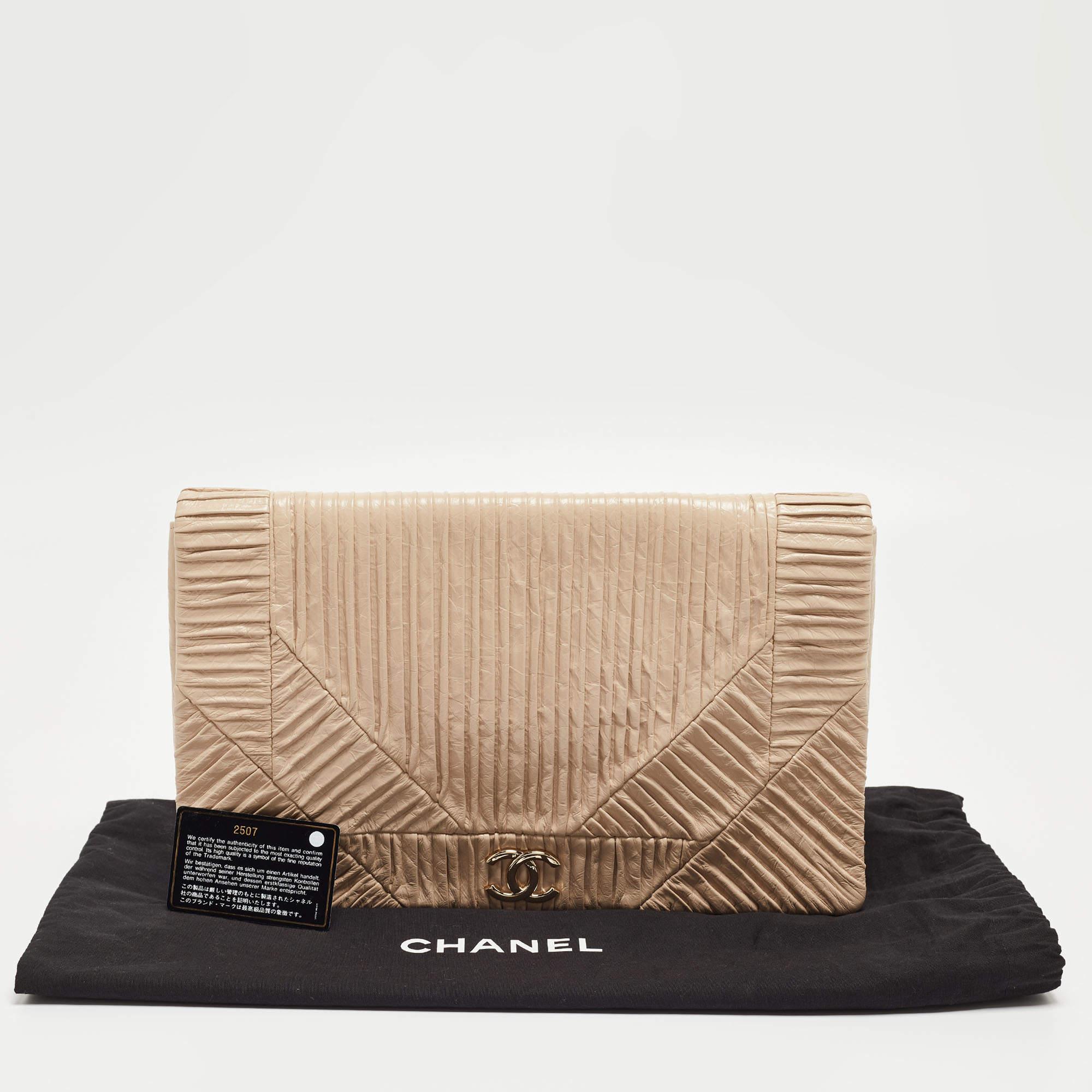 Chanel pochette à rabat Coco Pleats en cuir beige en vente 12
