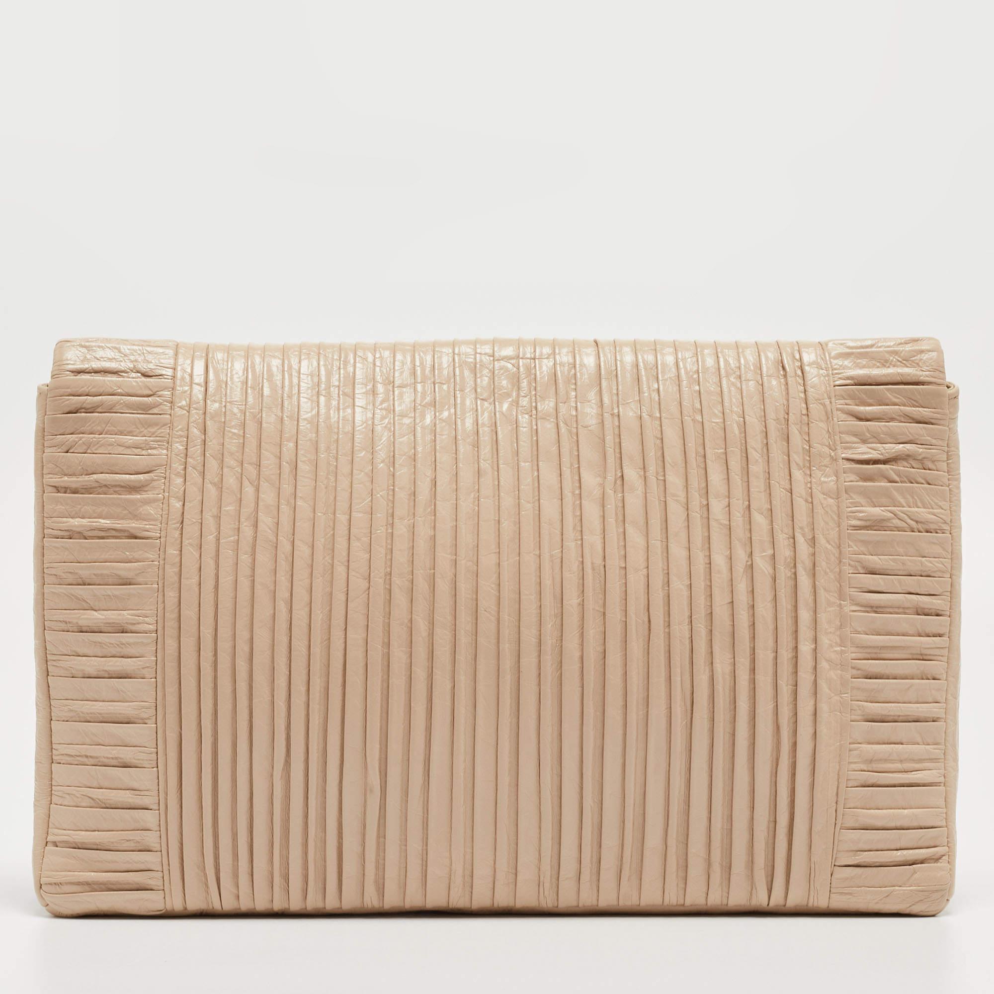 Functional and fashionable, this clutch is a classy styling choice. It is crafted from quality materials, and its lined interior will keep your evening essentials in a neat way.

Includes: Original Dustbag, Authenticity Card