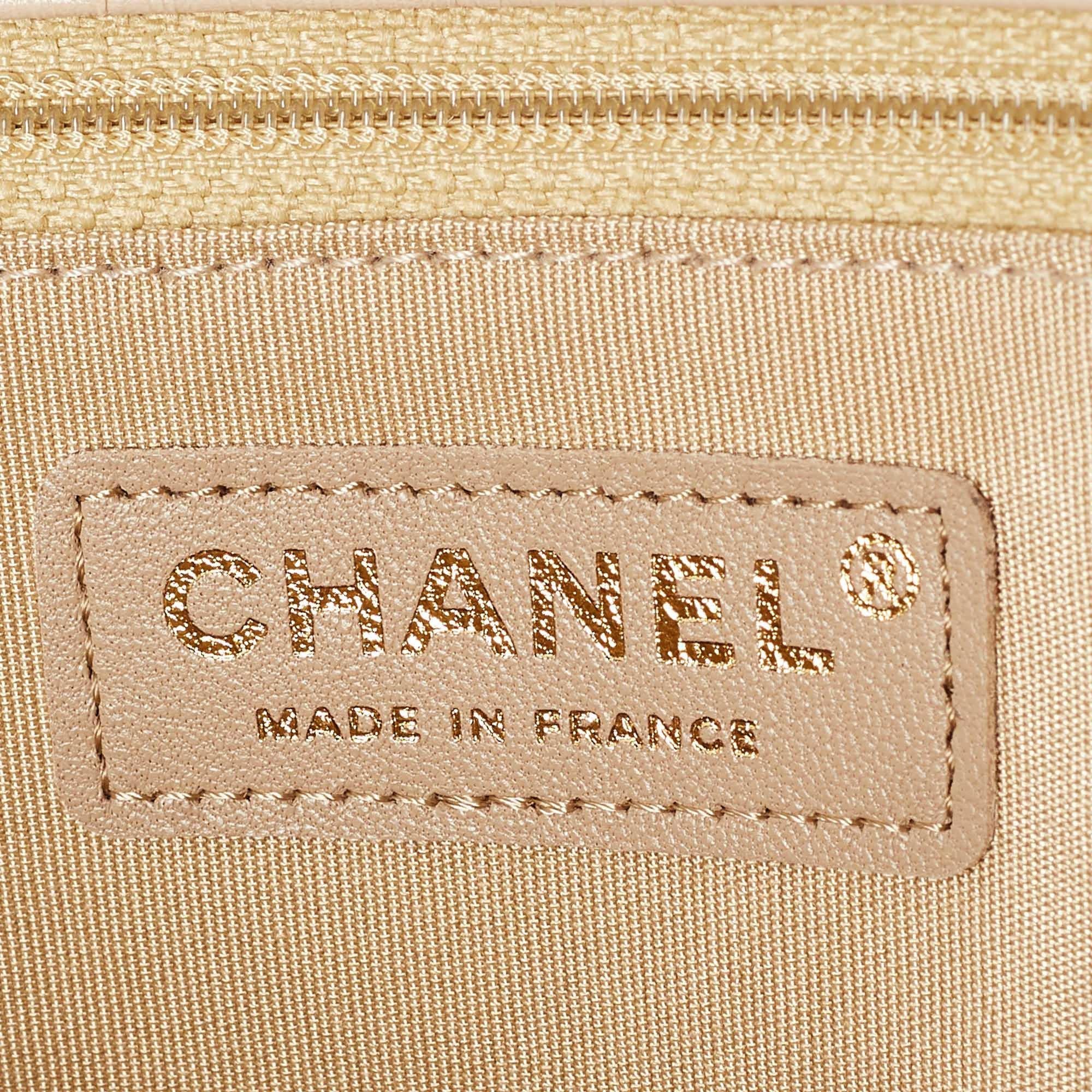 Chanel pochette à rabat Coco Pleats en cuir beige en vente 4