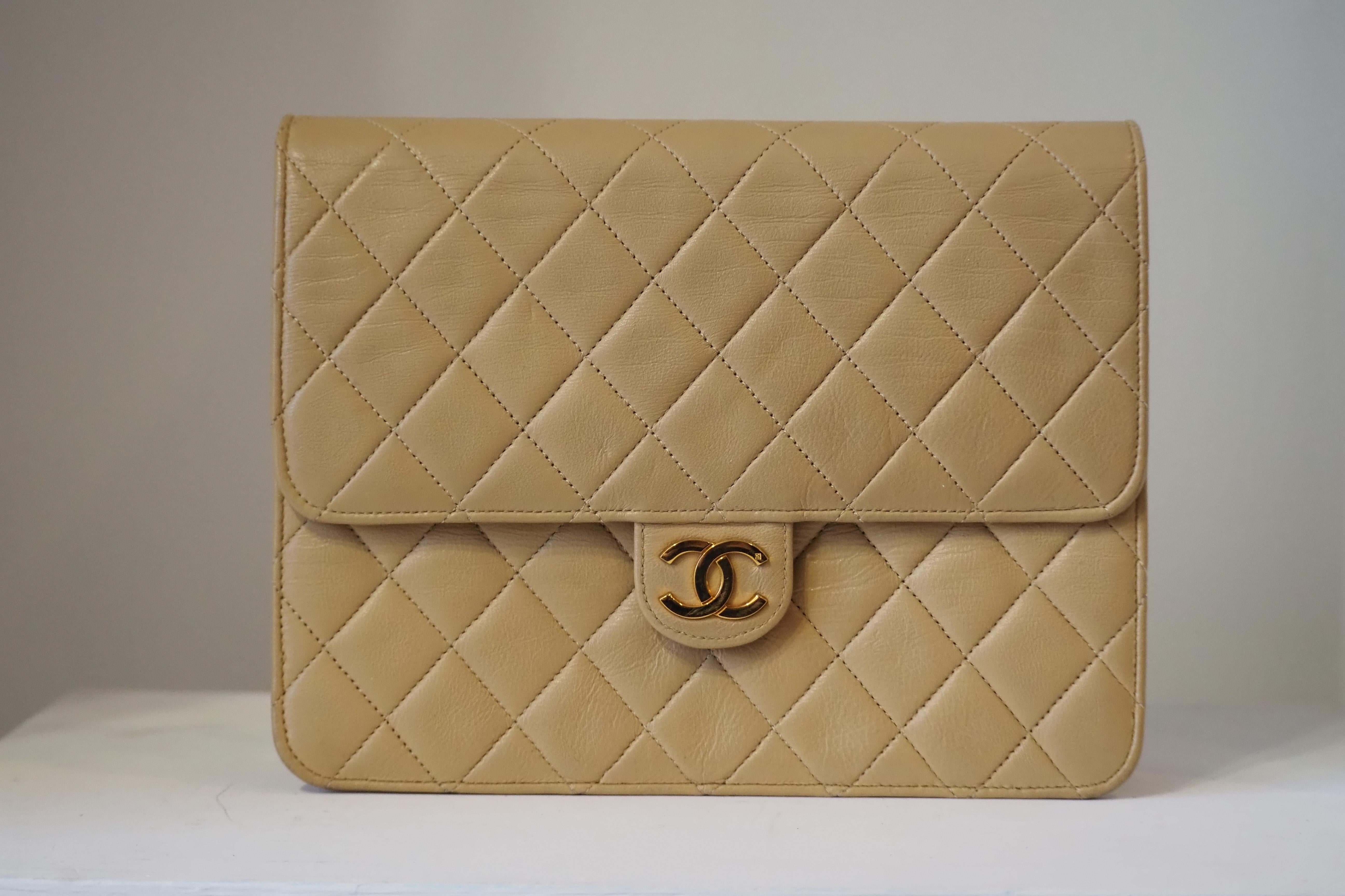 Chanel beige leather gold hardware shoulder handle bag
224kt gold plated hardware
