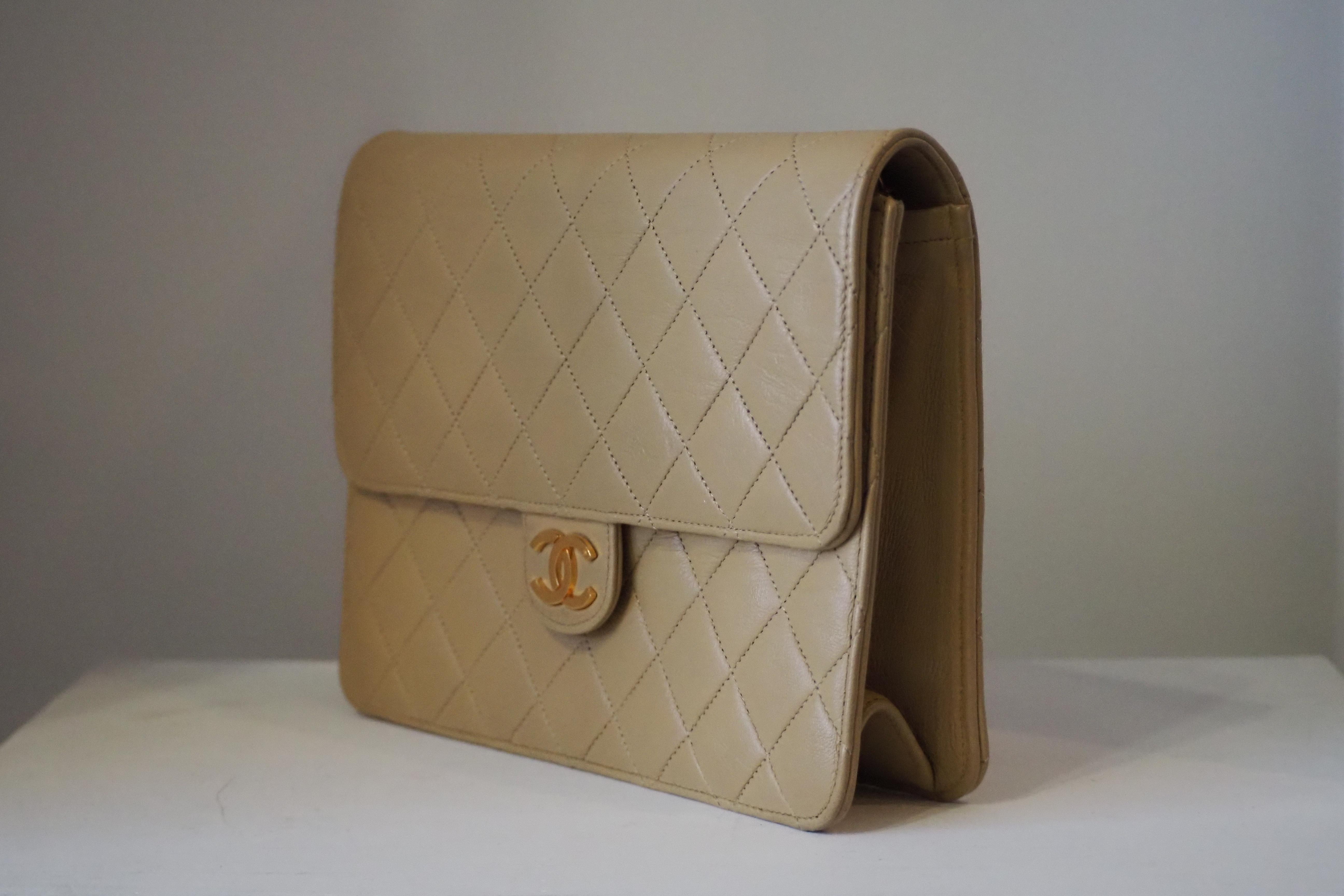 Chanel beige leather gold hardware shoulder handle bag In Good Condition In Capri, IT