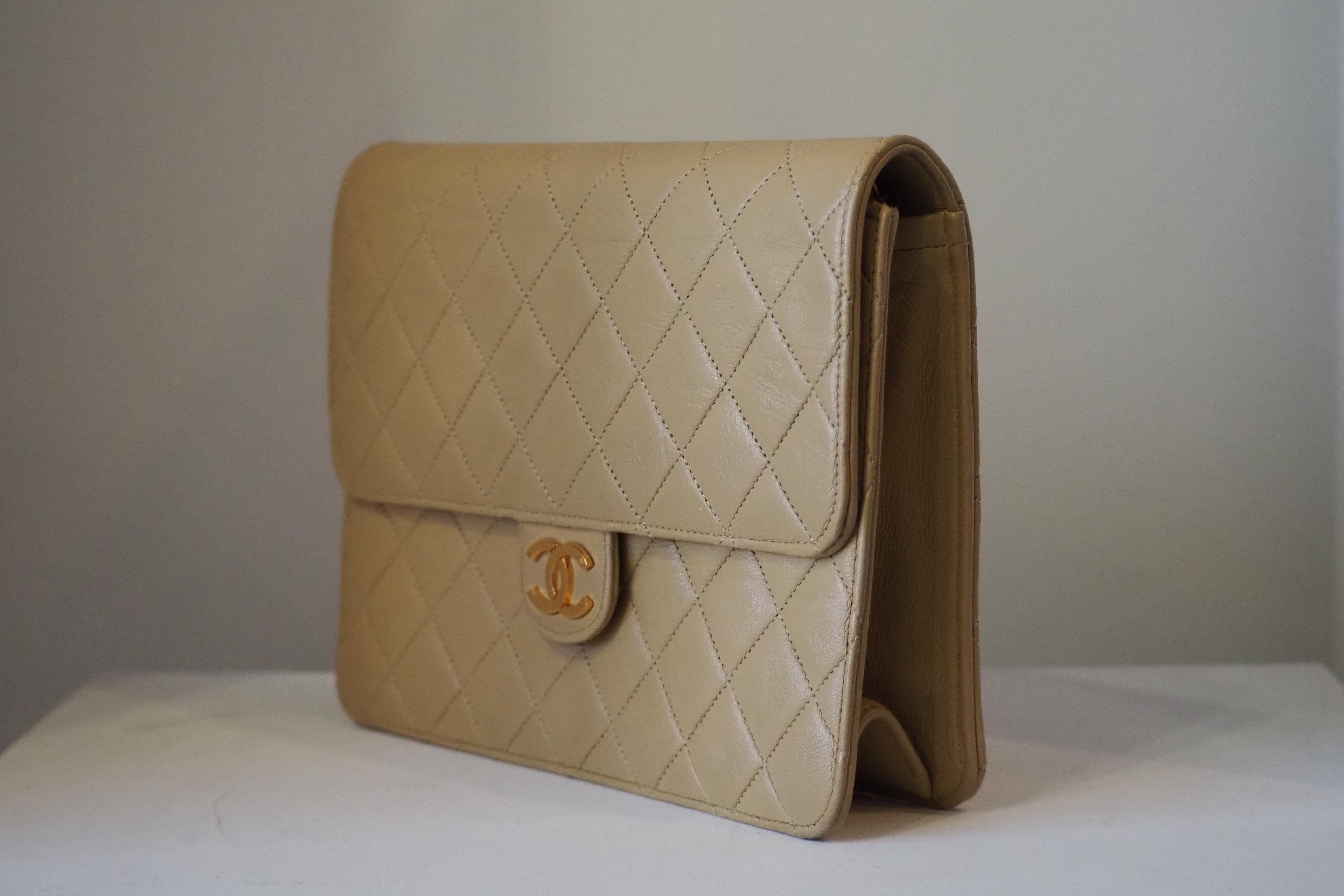 Women's or Men's Chanel beige leather gold hardware shoulder handle bag
