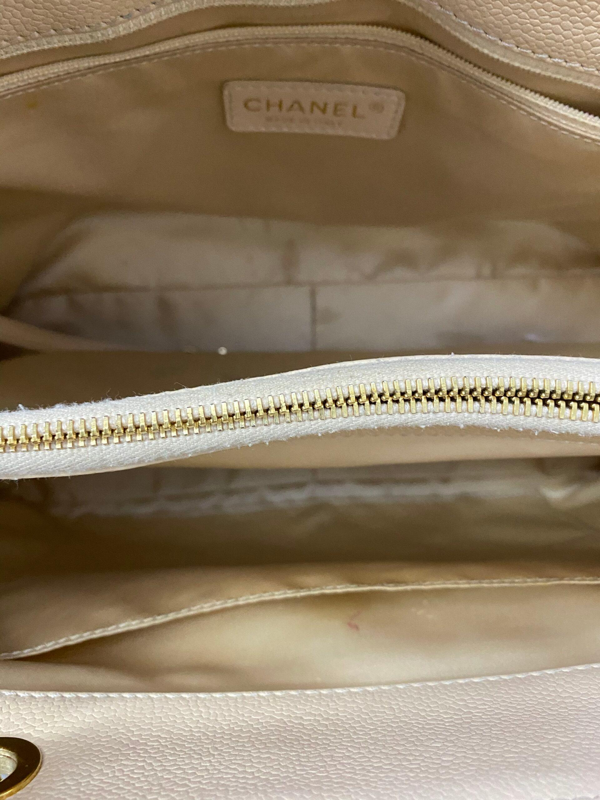 Chanel GST Modell Tasche derzeit aus der Produktion, aus beige strukturiertem Leder mit goldenen Hardware. Ausgestattet mit doppeltem Ledergriff und Kette. Innen sehr groß und mit Taschen und Fächern ausgestattet. Die Tasche ist in sehr gutem
