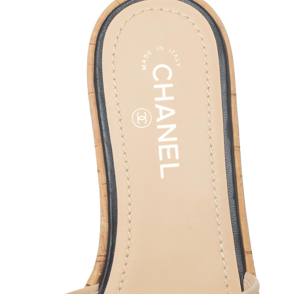 Chanel Beige Leather Logo Cork Slides Size 41 In Good Condition In Dubai, Al Qouz 2