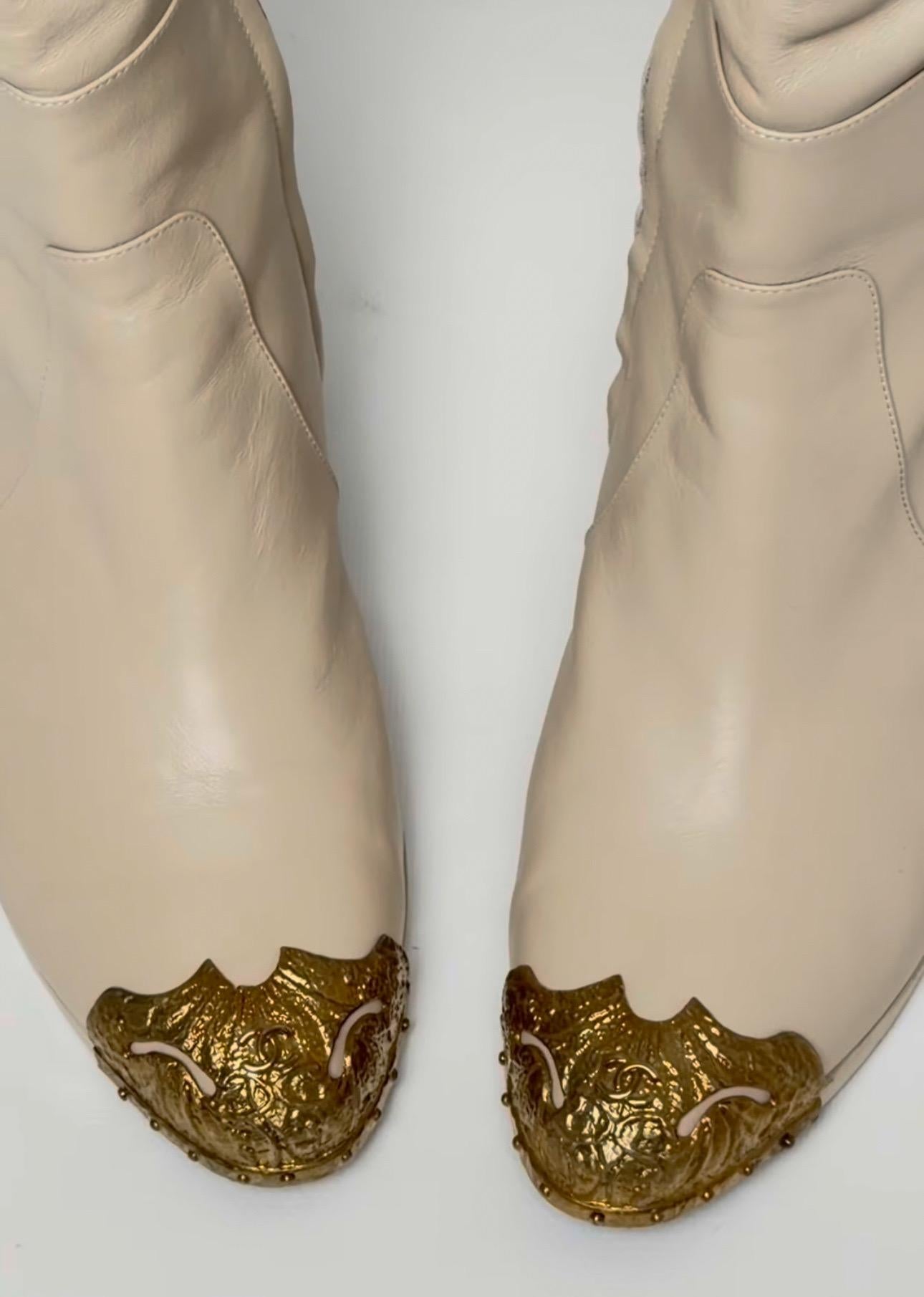 Chanel Beige Cuero Paris Dallas Metal Cap Toe Thigh High Boots/Bootie Sz. 40 en Excelente estado para la venta en Krakow, PL