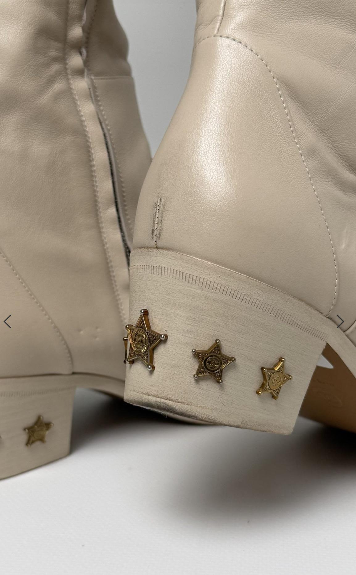 De las mujeres Chanel Beige Cuero Paris Dallas Metal Cap Toe Thigh High Boots/Bootie Sz. 40 en venta