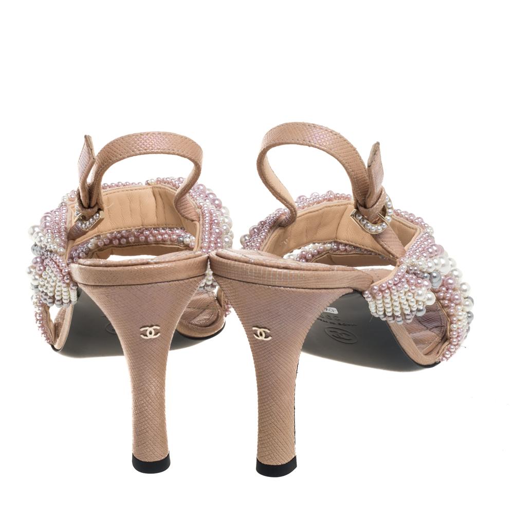 Chanel Beige Leather Pearl Strap Sandals Size 39 In Good Condition In Dubai, Al Qouz 2