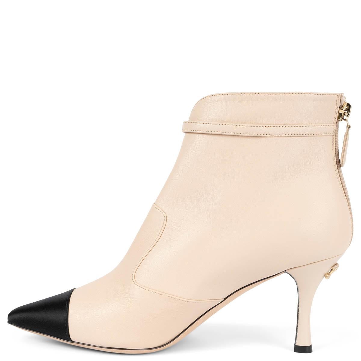 Beige Chanel, stivaletti in pelle beige con punta a spillo, scarpe 38 in vendita