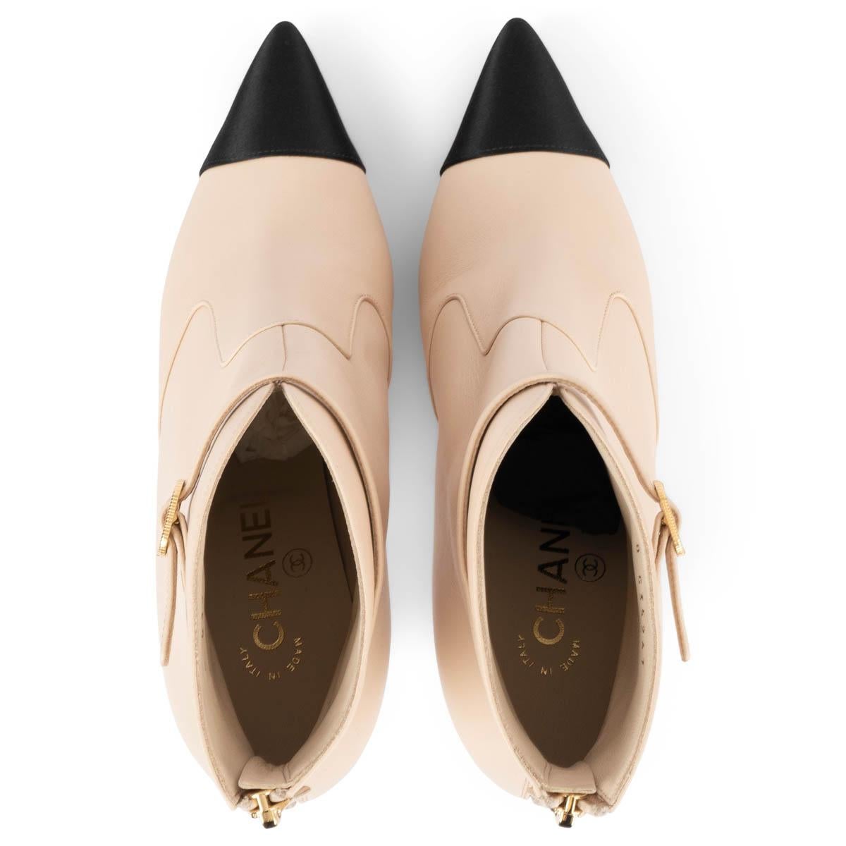 Chanel, stivaletti in pelle beige con punta a spillo, scarpe 38 In condizioni Nuovo in vendita a Zürich, CH