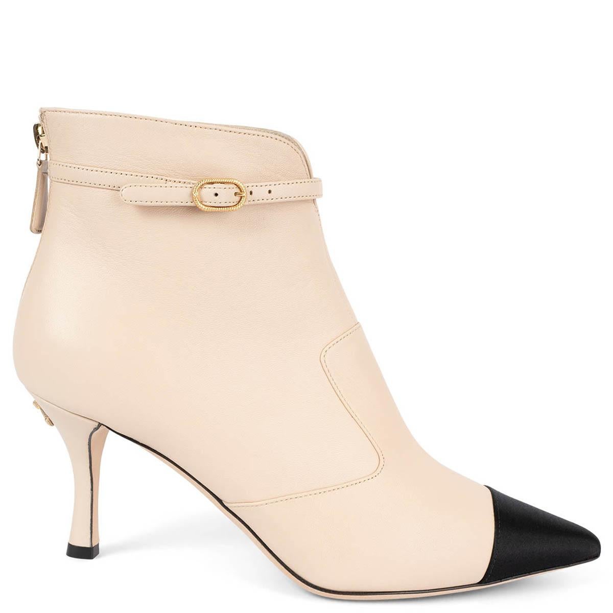 Chanel, stivaletti in pelle beige con punta a spillo, scarpe 38 in vendita