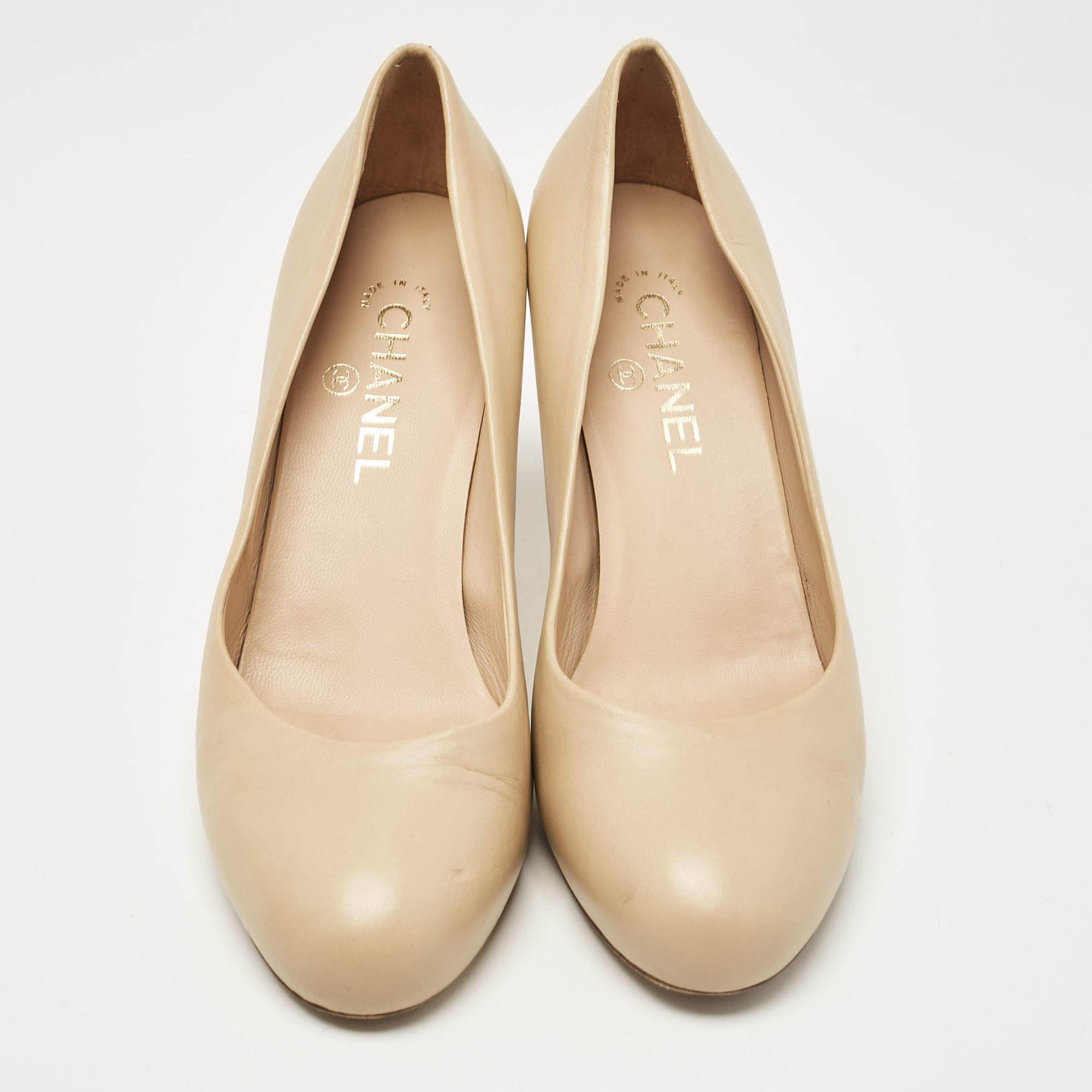 Chanel Beige Leather Round Toe Pumps Size 39 In Good Condition For Sale In Dubai, Al Qouz 2