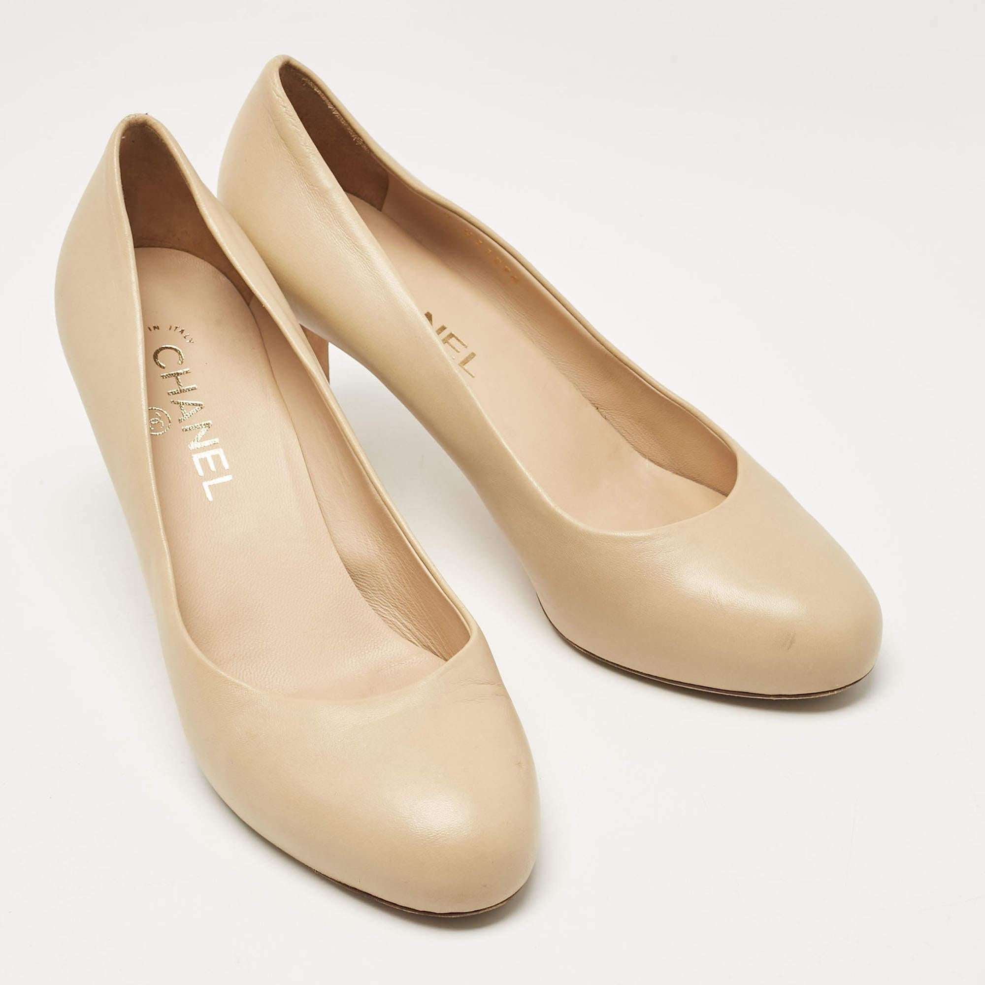 Women's Chanel Beige Leather Round Toe Pumps Size 39 For Sale