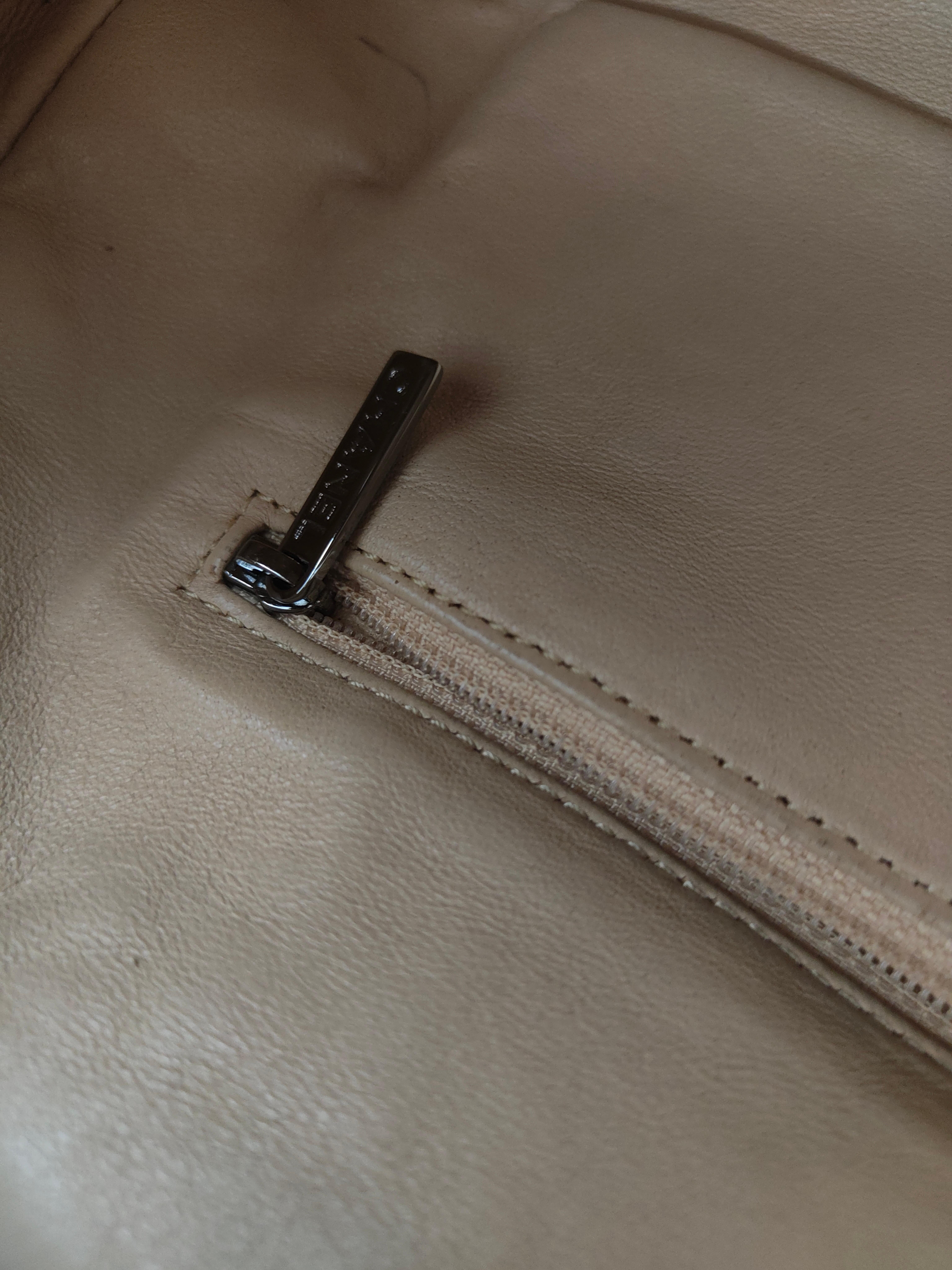 Chanel beige leather silver hardware shoulder bag
totally made in France
32*18*14cm