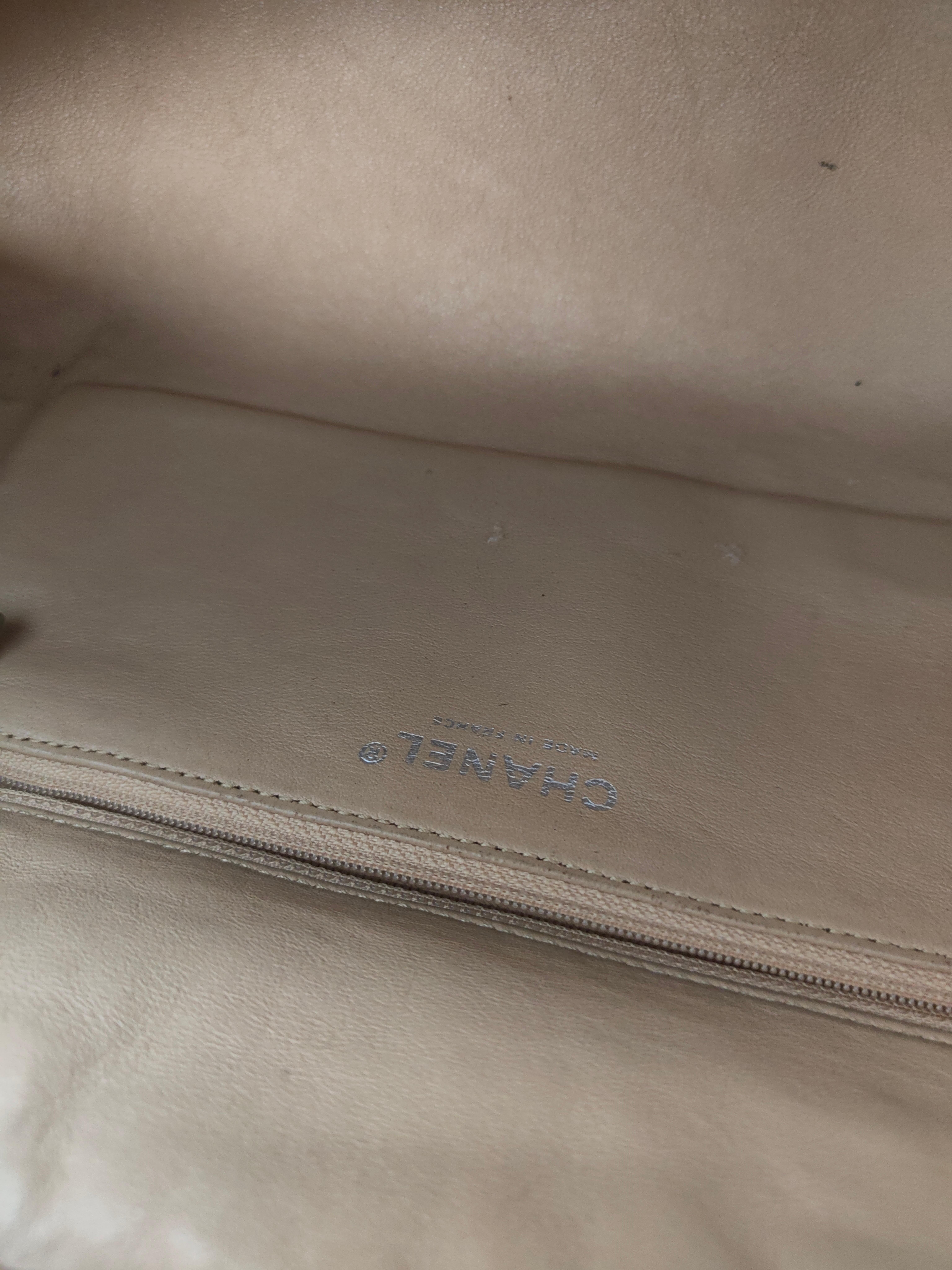 Chanel beige leather silver hardware shoulder bag In Good Condition In Capri, IT