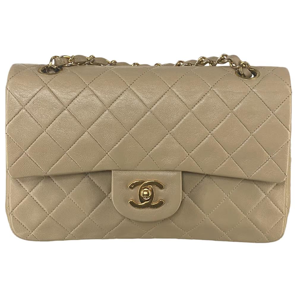 Women's or Men's Chanel Beige leather timeless shoulder bag For Sale