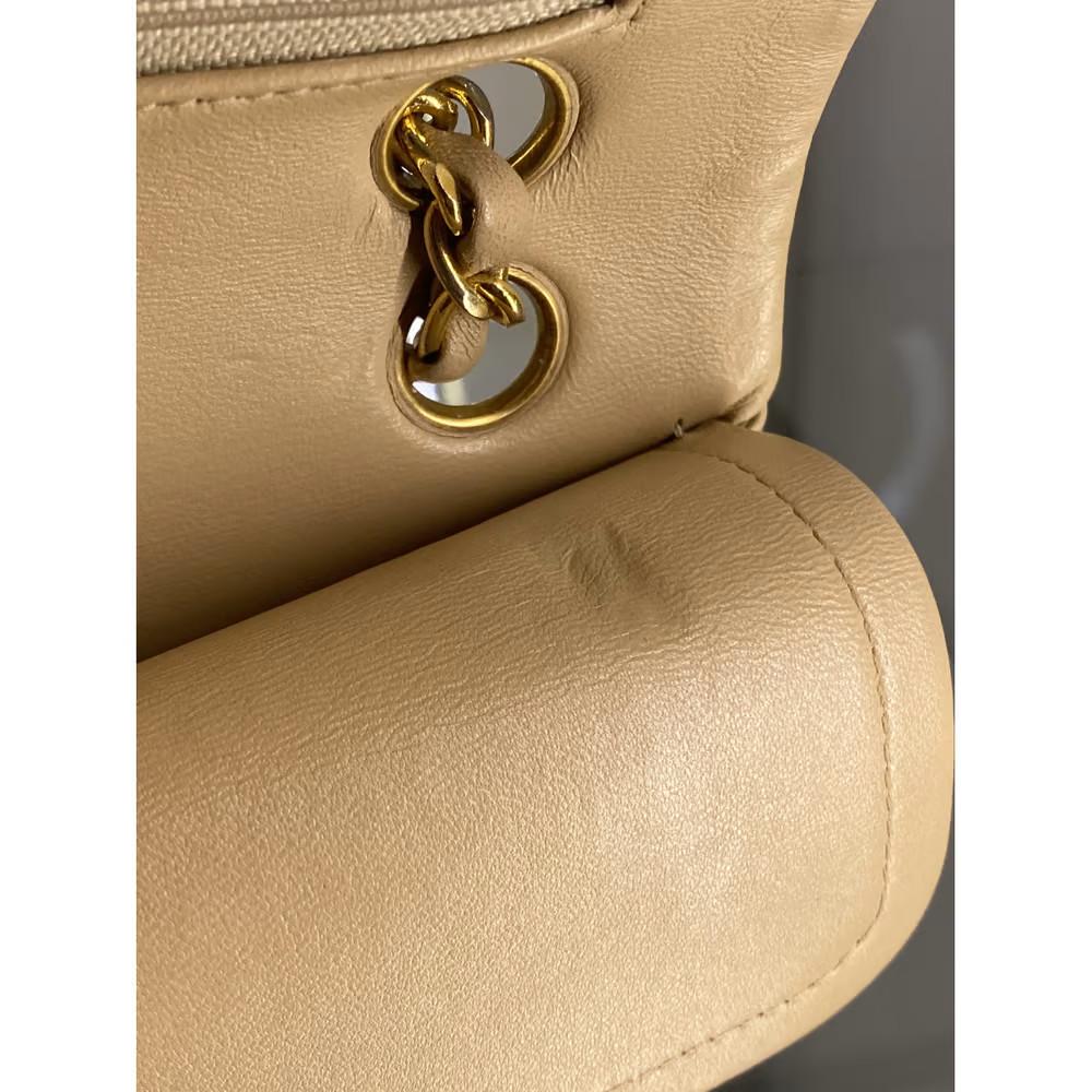 Chanel - Sac à bandoulière en cuir beige intemporel en vente 3