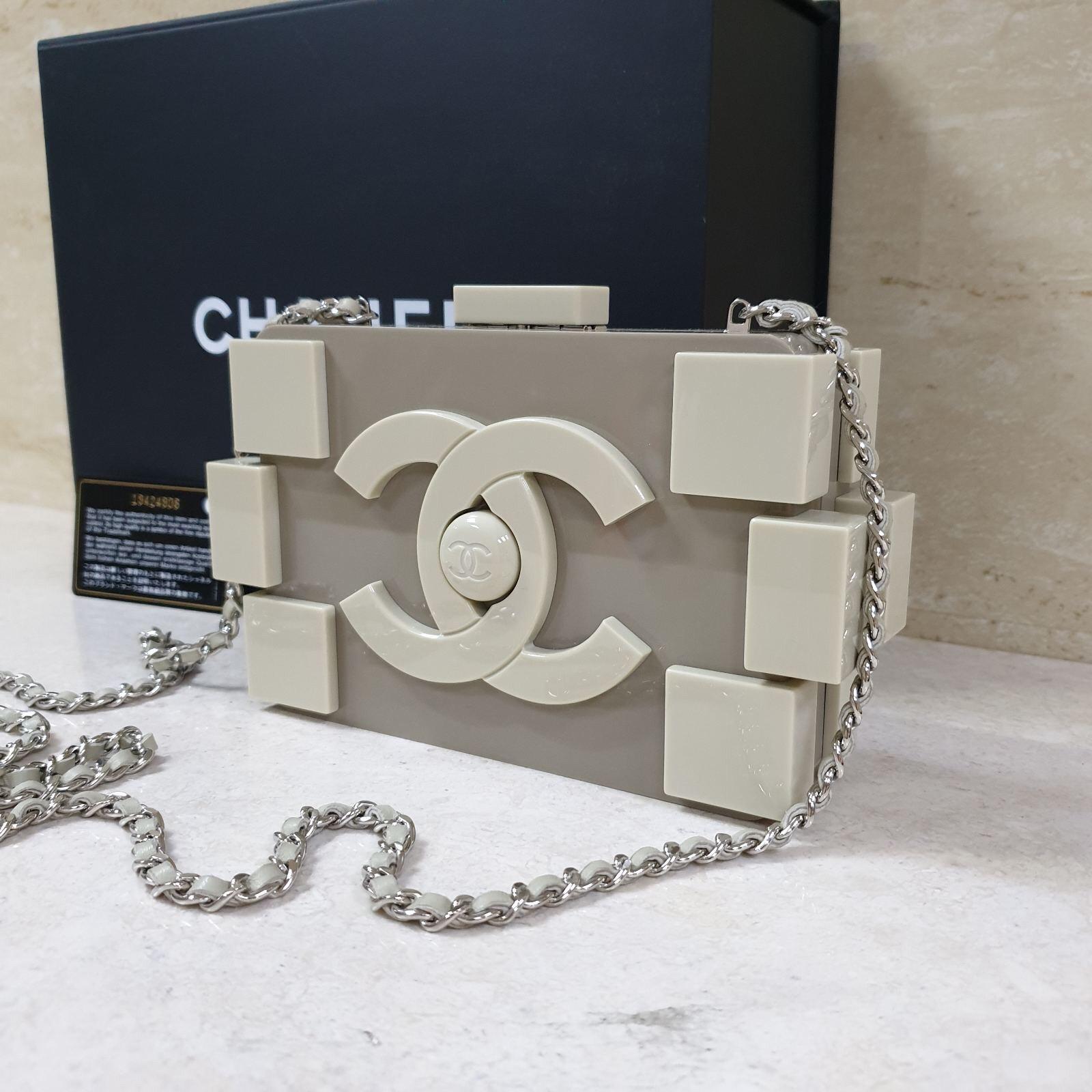 Get your hands on this truly exclusive handbag by Chanel. This Lego Brique bag is made from plexiglass, making it durable, chic and elegant. The beige color makes it super fabulous. This bag is versatile; it can be worn during nights out on the town