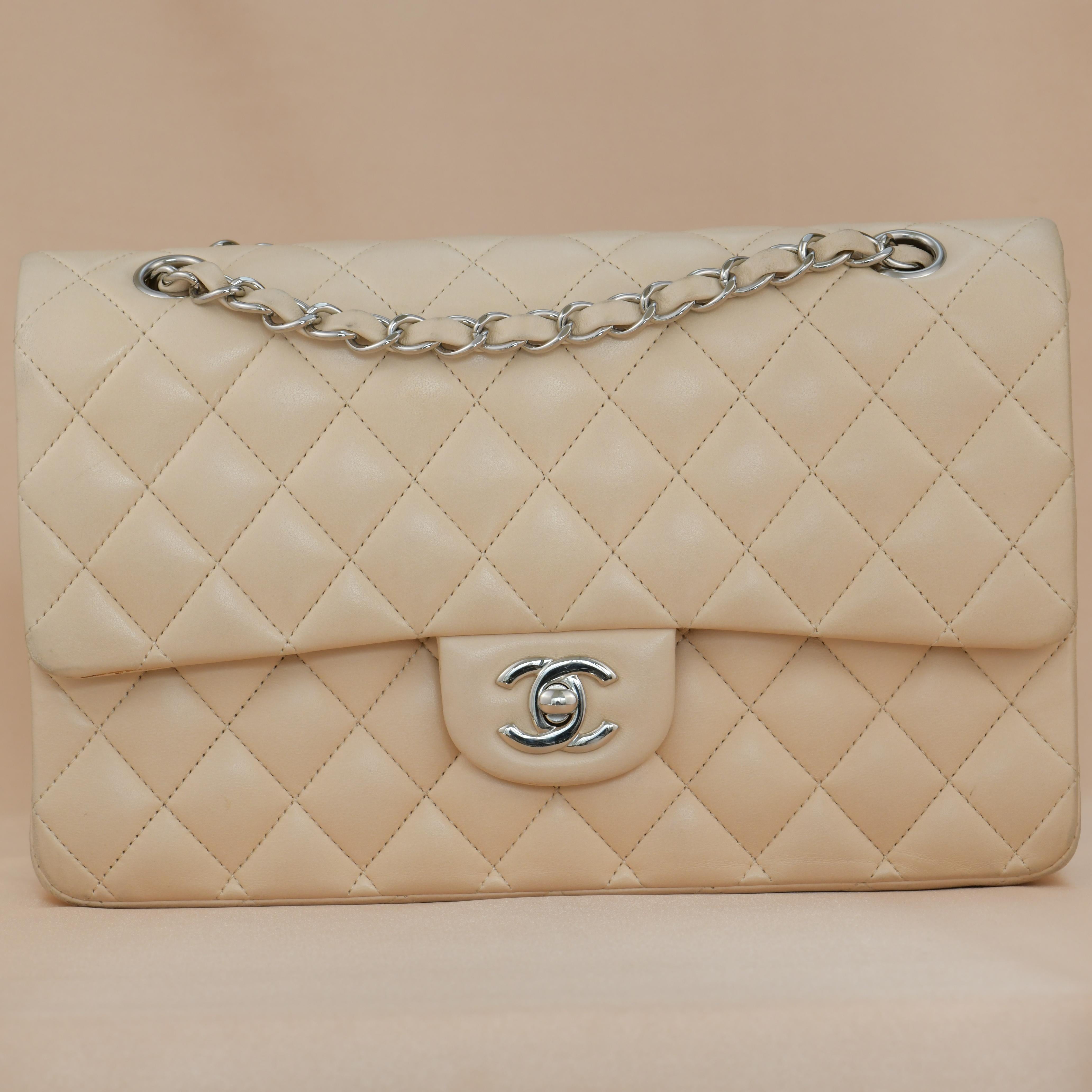 Chanel Beige gesteppte Lammfell-Ledertasche Medium Classic Double Flap Bag im Zustand „Hervorragend“ im Angebot in Banbury, GB