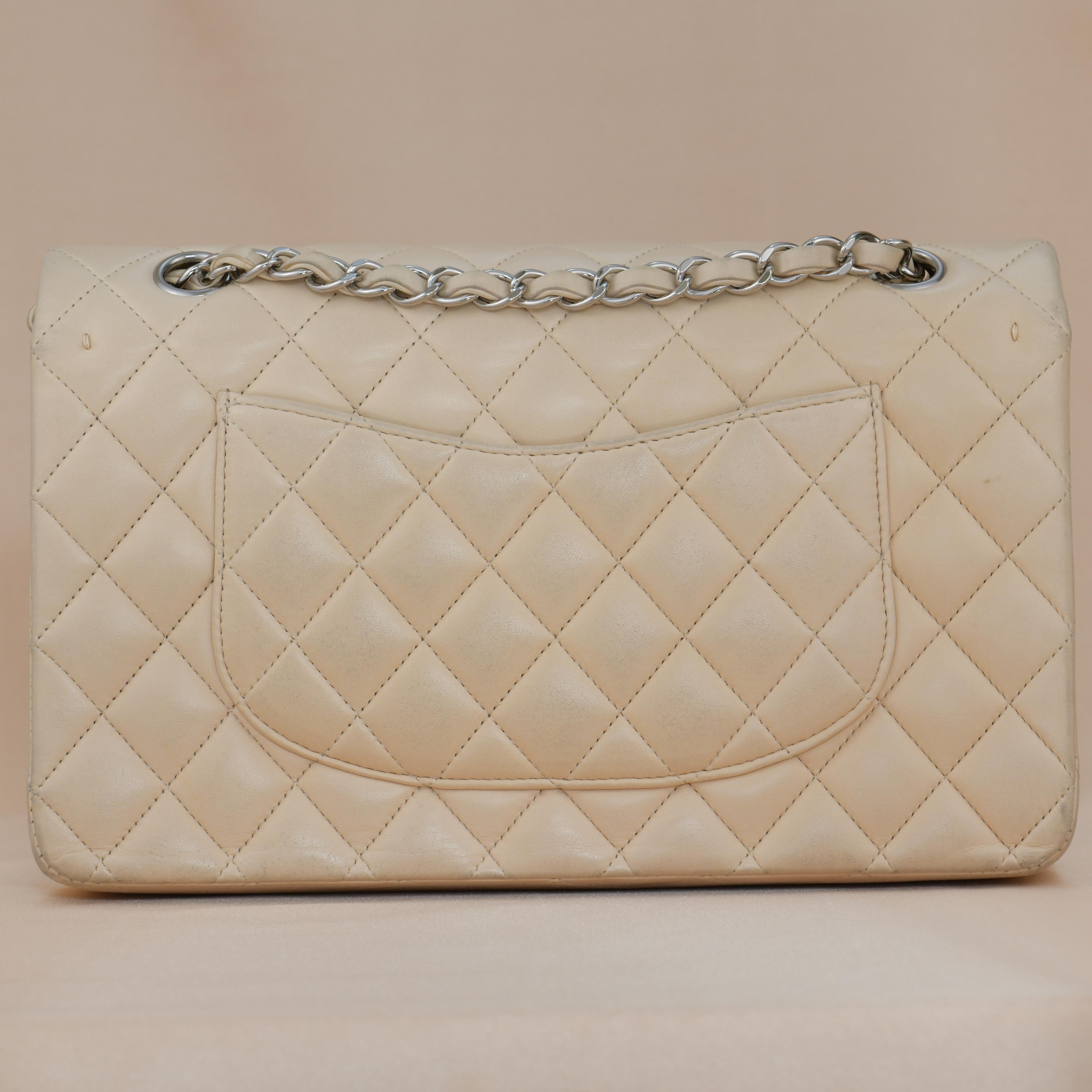 Chanel Beige gesteppte Lammfell-Ledertasche Medium Classic Double Flap Bag Damen im Angebot