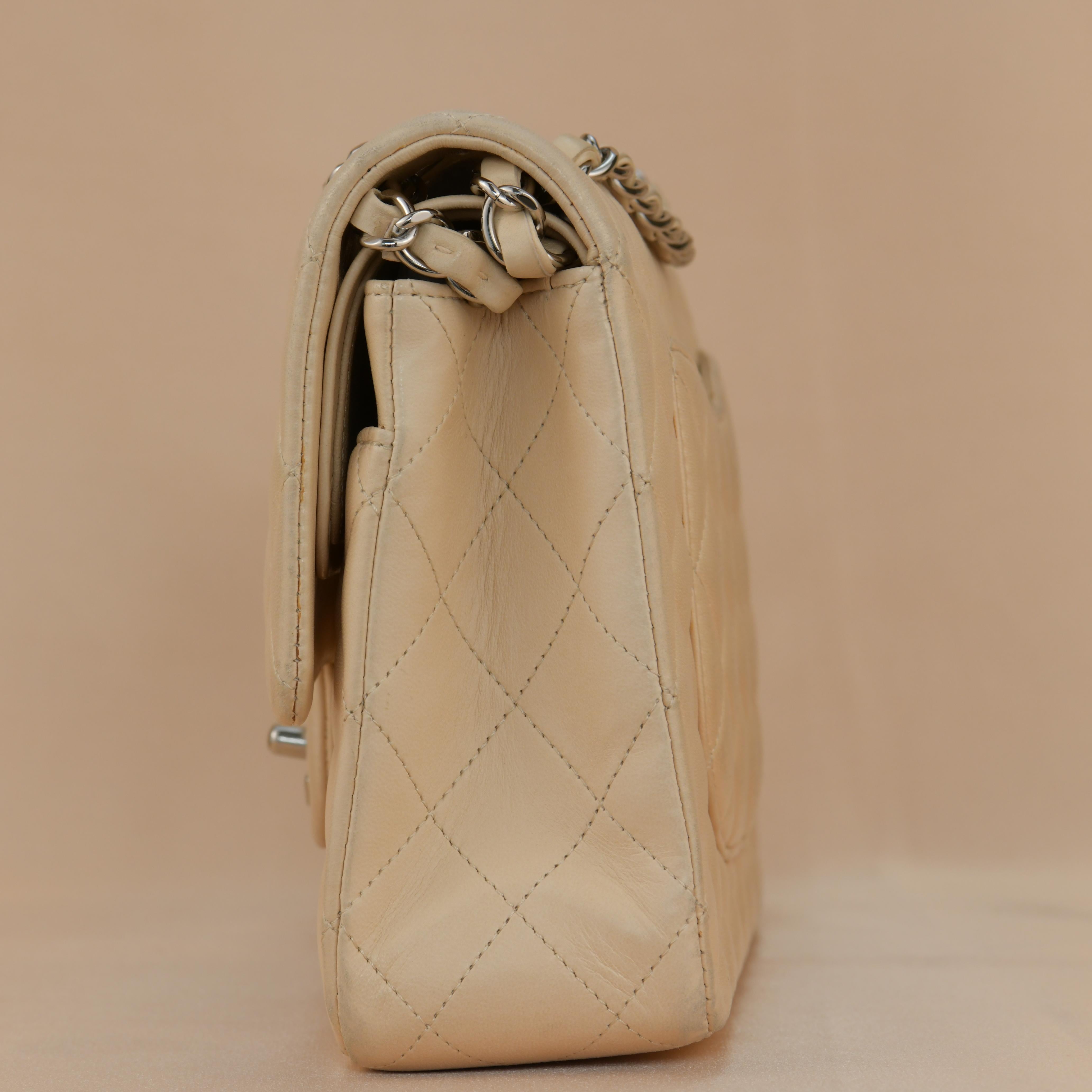 Chanel Beige gesteppte Lammfell-Ledertasche Medium Classic Double Flap Bag im Angebot 2