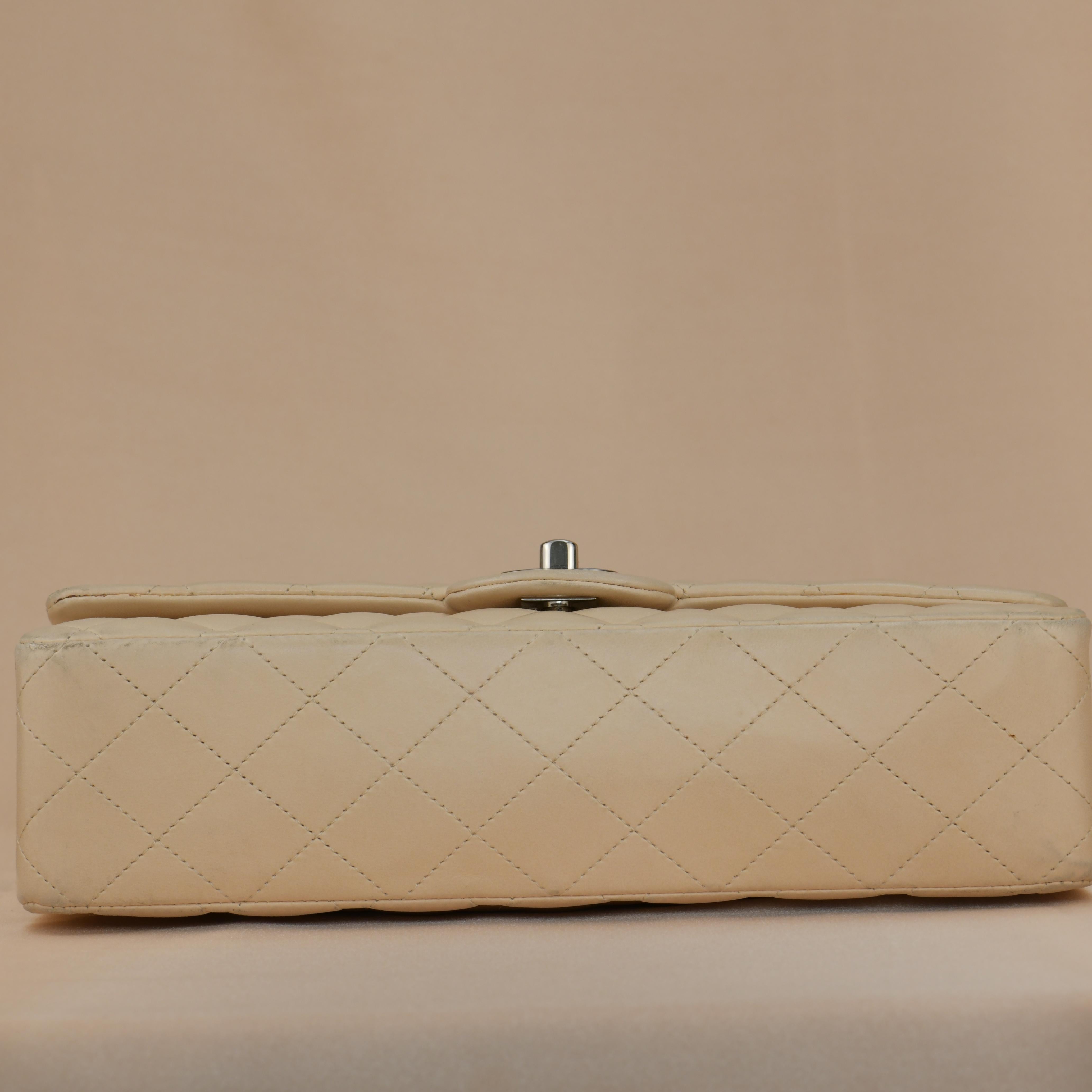 Chanel Beige gesteppte Lammfell-Ledertasche Medium Classic Double Flap Bag im Angebot 3