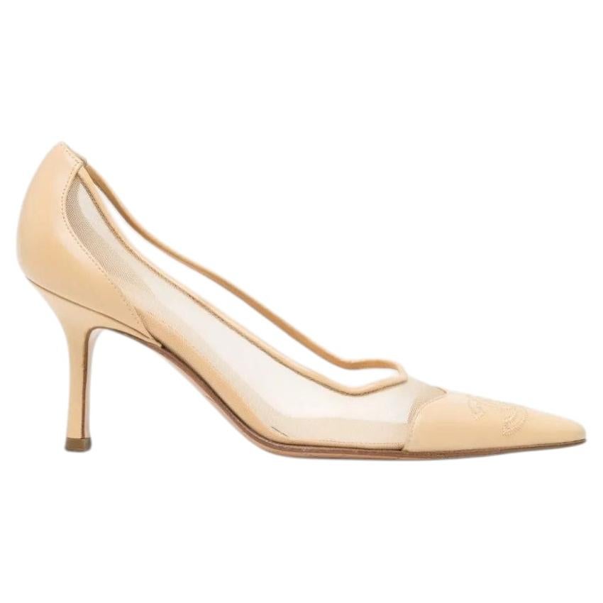 Chanel Pumps mit spitzer Zehenpartie aus beigefarbenem Netzstoff mit CC-Logo