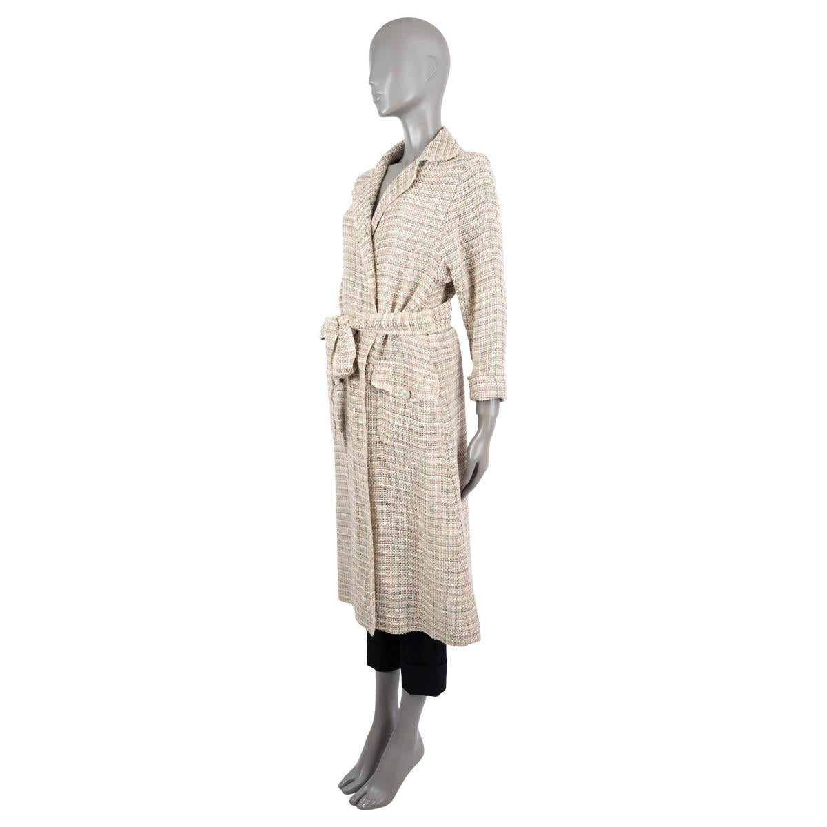 Manteau en tweed 100% authentique de Chanel en coton (45%), lin (27%), nylon (14%) beige, ivoire, vert et corail  et l'acrylique (14%). Deux poches à rabat avec boutons métalliques gravés du logo. Il se ferme par une ceinture assortie et est doublé