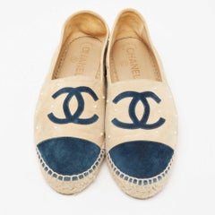 Chanel - Chaussures plates en daim beige/bleu marine avec capuchon CC et fausses perles - Taille 37