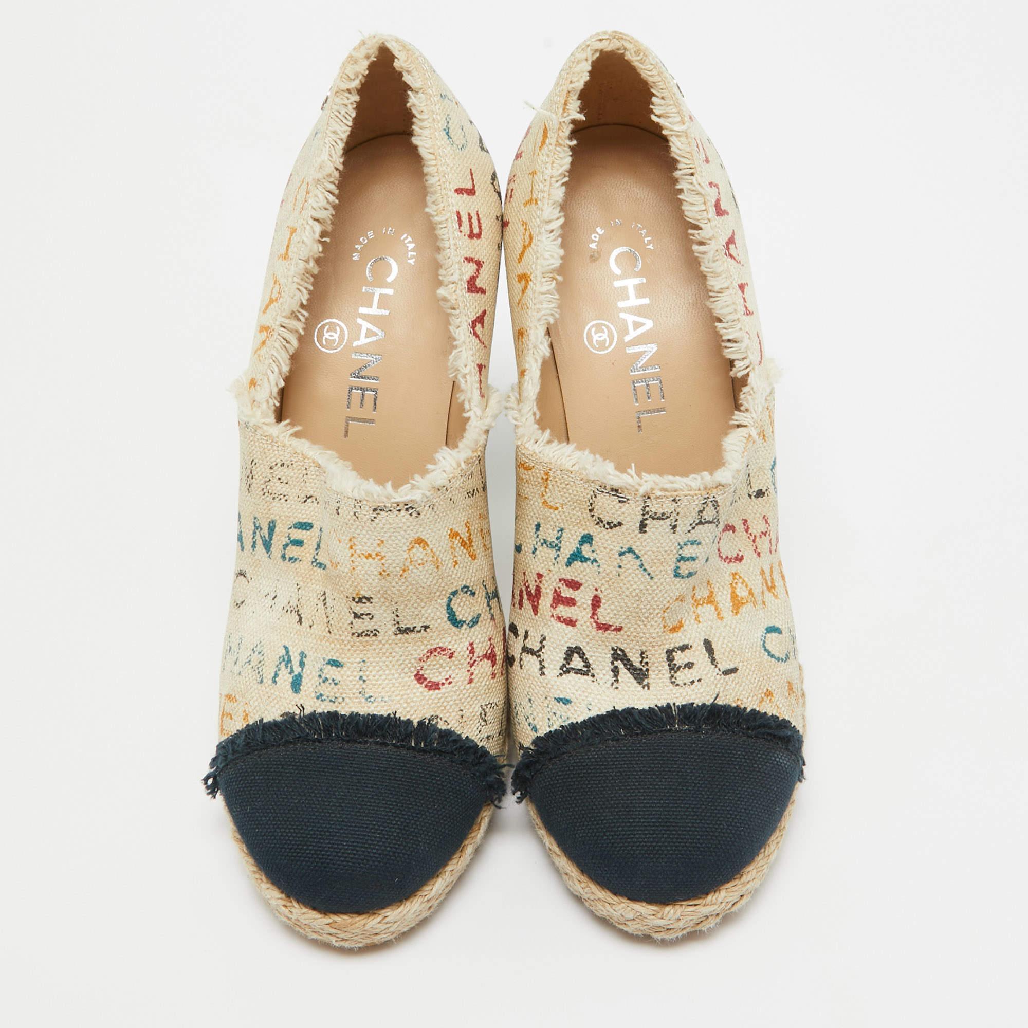 Deliver a signature look with these Chanel espadrille pumps. Crafted meticulously from canvas with chic graffiti detailing on the upper, they come in a lovely shade of beige that is contrasted with navy-blue cap toes. They are styled with low