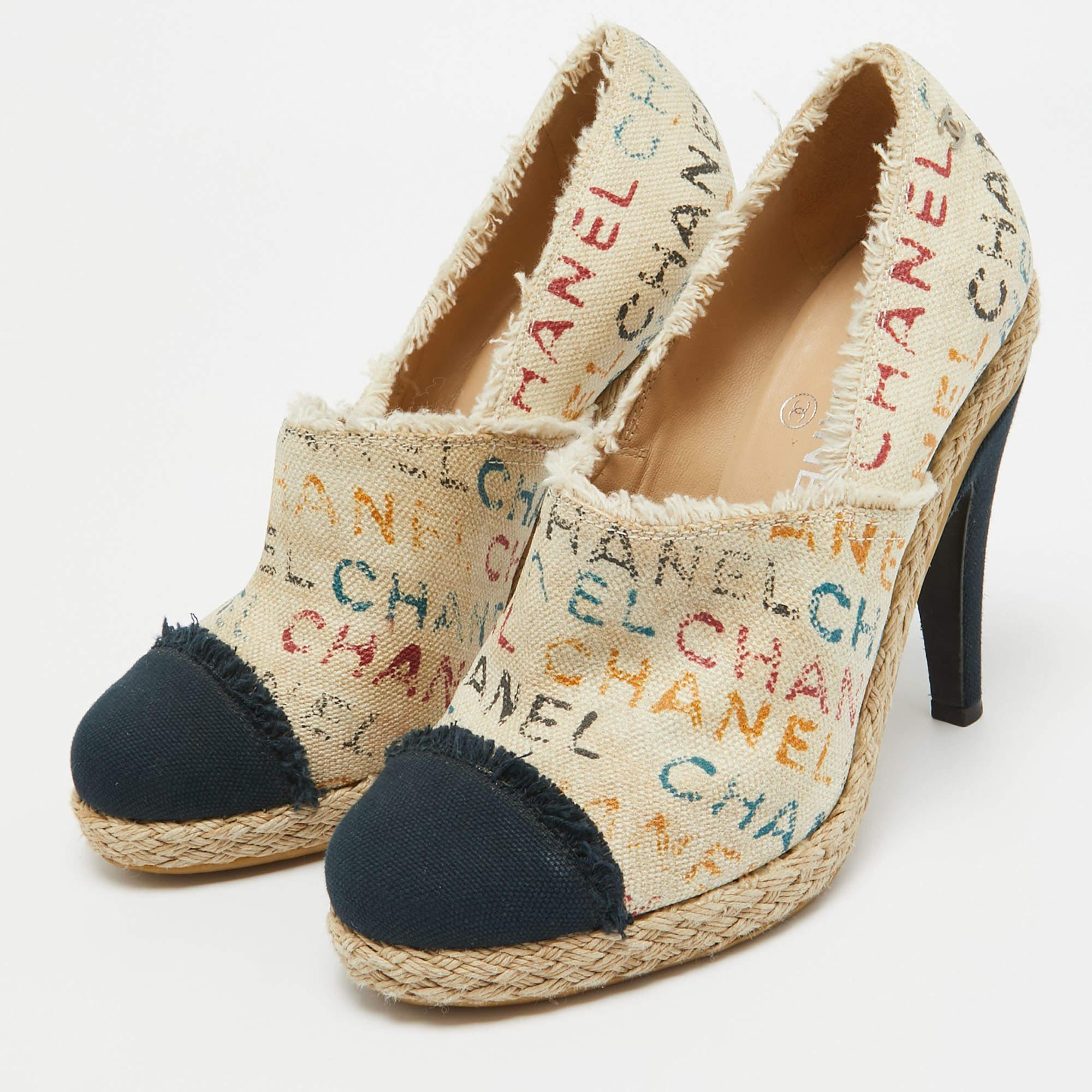 Chanel Beige/Navy Blue Graffiti Canvas Espadrille Pumps Size 38 In Good Condition For Sale In Dubai, Al Qouz 2