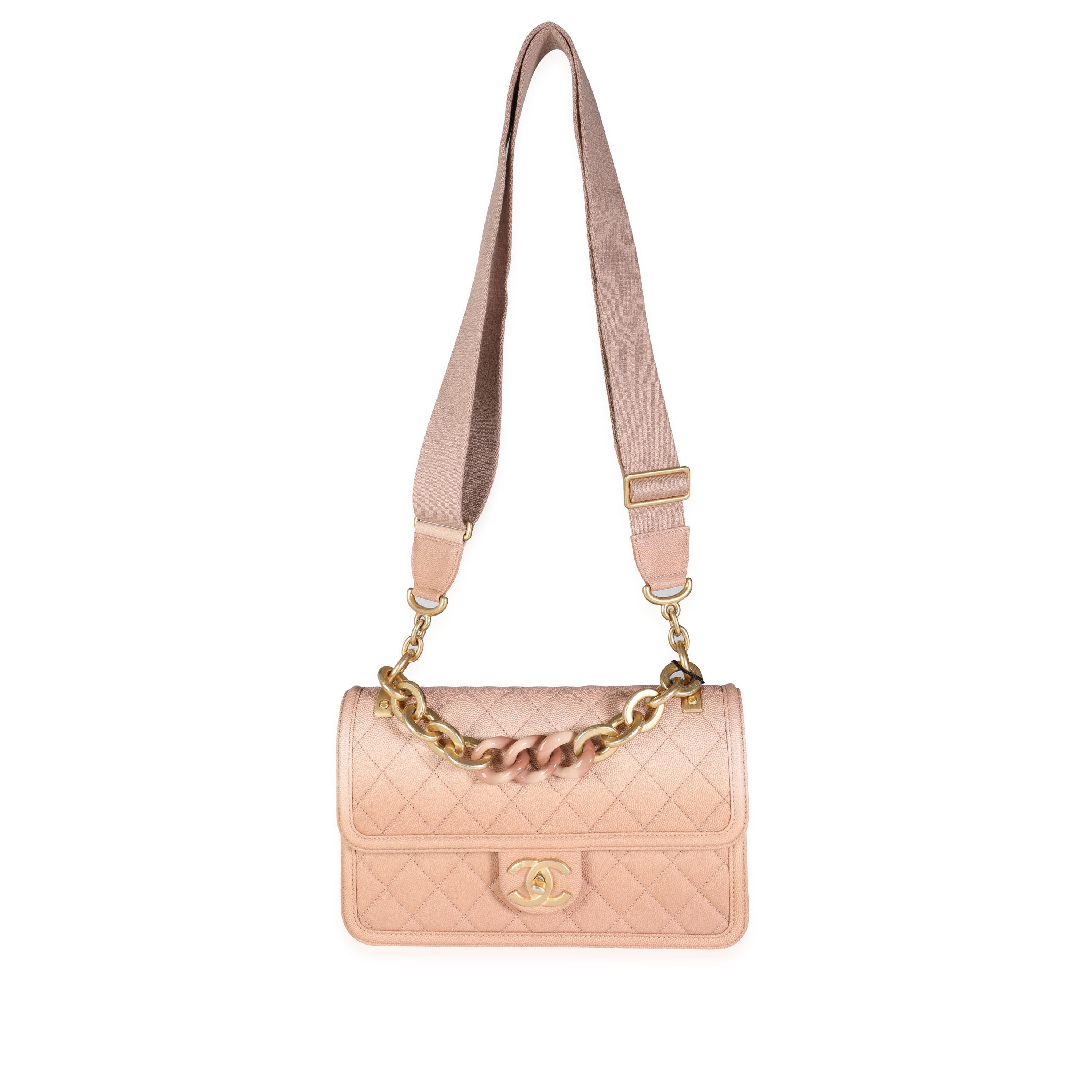 Auflistung Titel: Chanel Beige Ombré Quilted Caviar Sunset By The Sea Tasche
SKU: 114355
MSRP: 4500.00
Zustand: Gebraucht (3000)
Handtasche Zustand: Neuwertig
Bemerkungen zum Zustand: Neuwertiger Zustand. Kunststoff an der Hardware. Keine sichtbaren