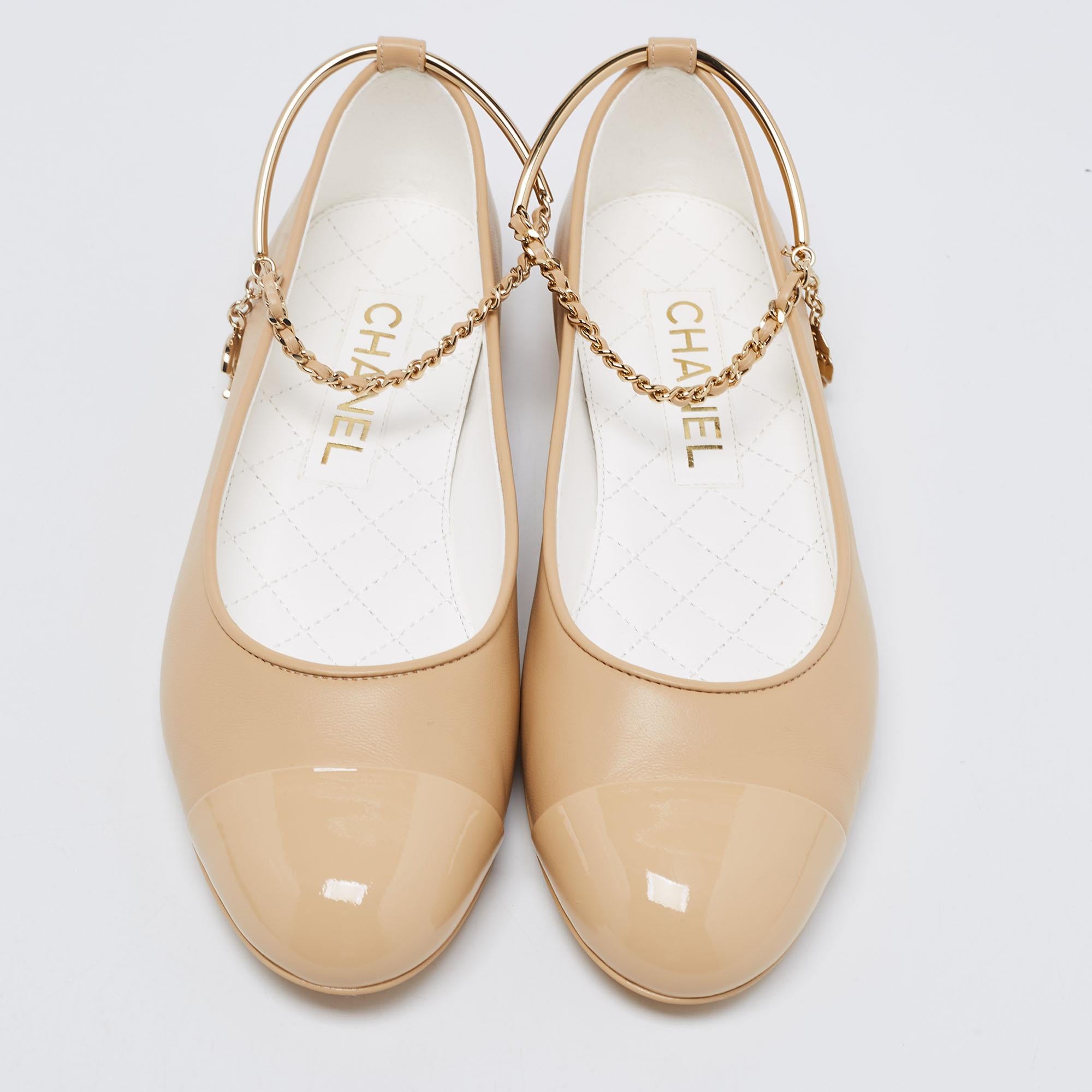 Diese Chanel Ballerinas aus beigefarbenem Leder sind ein wahrer Genuss an Komfort. Sie verfügen über eine abnehmbare Knöchelkette und eine sorgfältig gefütterte Innensohle für ganztägigen Komfort.

Enthält: Original Box
