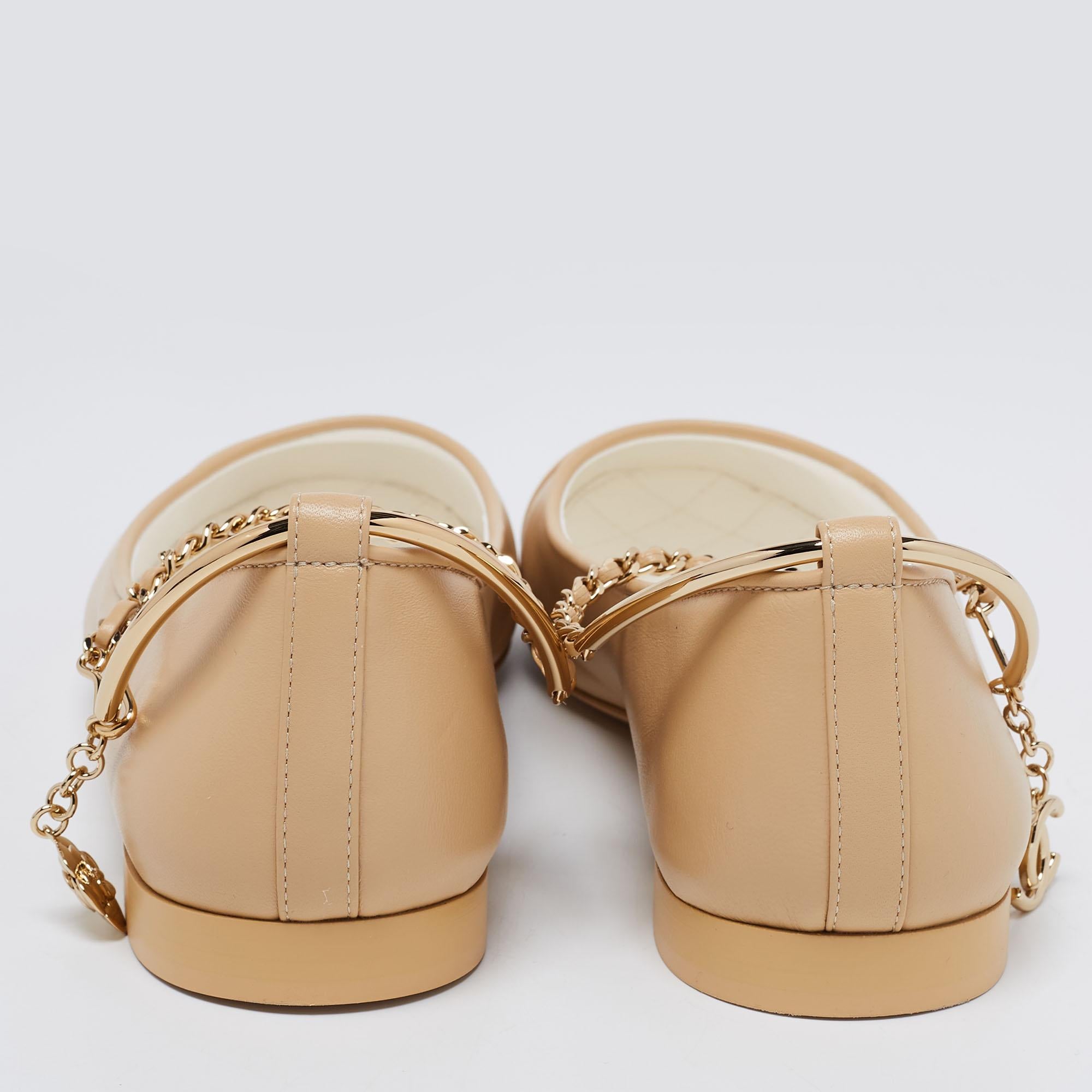 Chanel Beigefarbene flache Ballerina aus Lack und Leder mit Knöchelkette Größe 38 im Zustand „Neu“ in Dubai, Al Qouz 2
