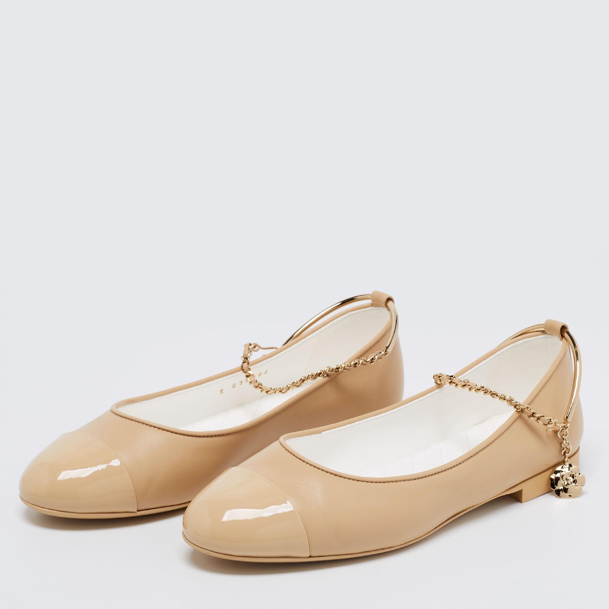 Chanel Beigefarbene flache Ballerina aus Lack und Leder mit Knöchelkette Größe 38 Damen