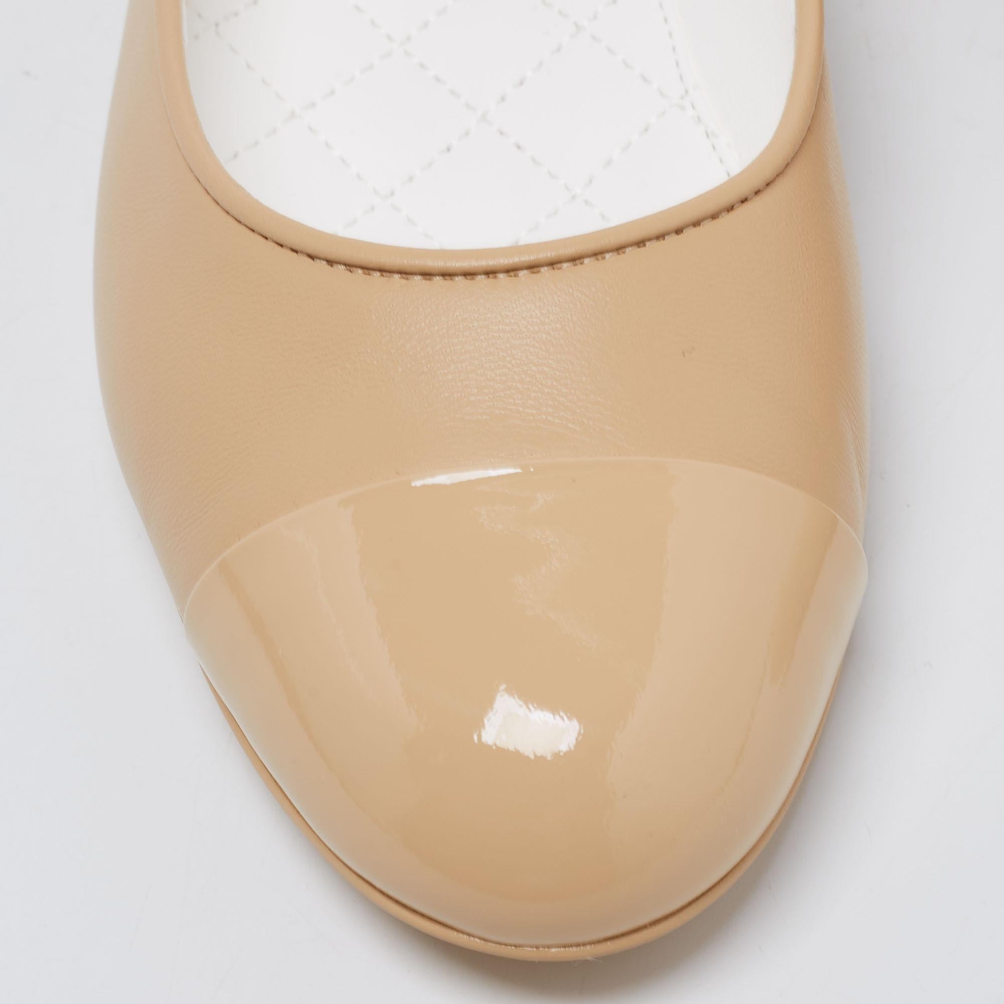 Chanel Beigefarbene flache Ballerina aus Lack und Leder mit Knöchelkette Größe 38 2