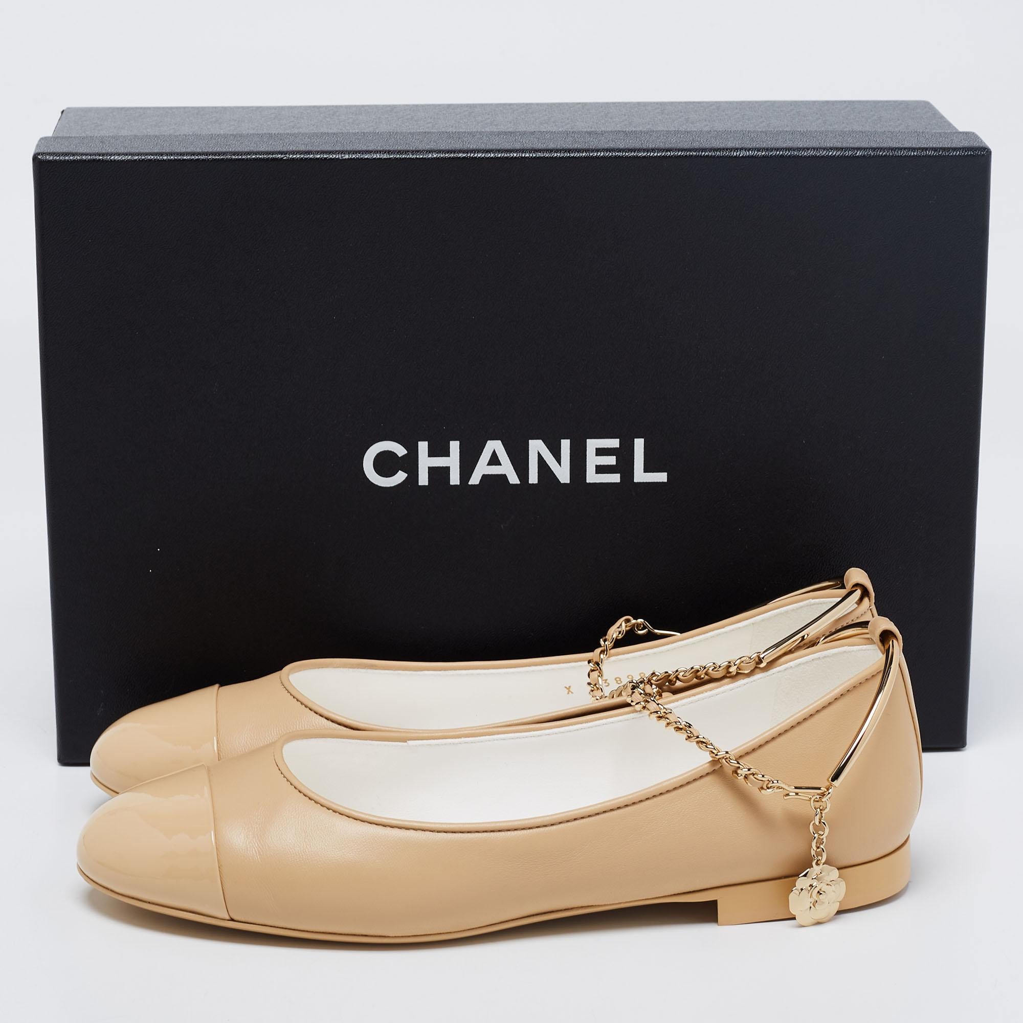 Chanel Beigefarbene flache Ballerina aus Lack und Leder mit Knöchelkette Größe 38 3