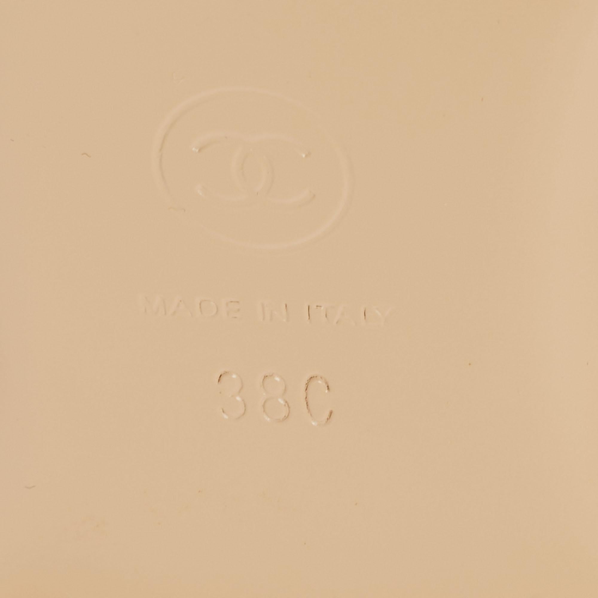 Chanel Beigefarbene flache Ballerina aus Lack und Leder mit Knöchelkette Größe 38 4