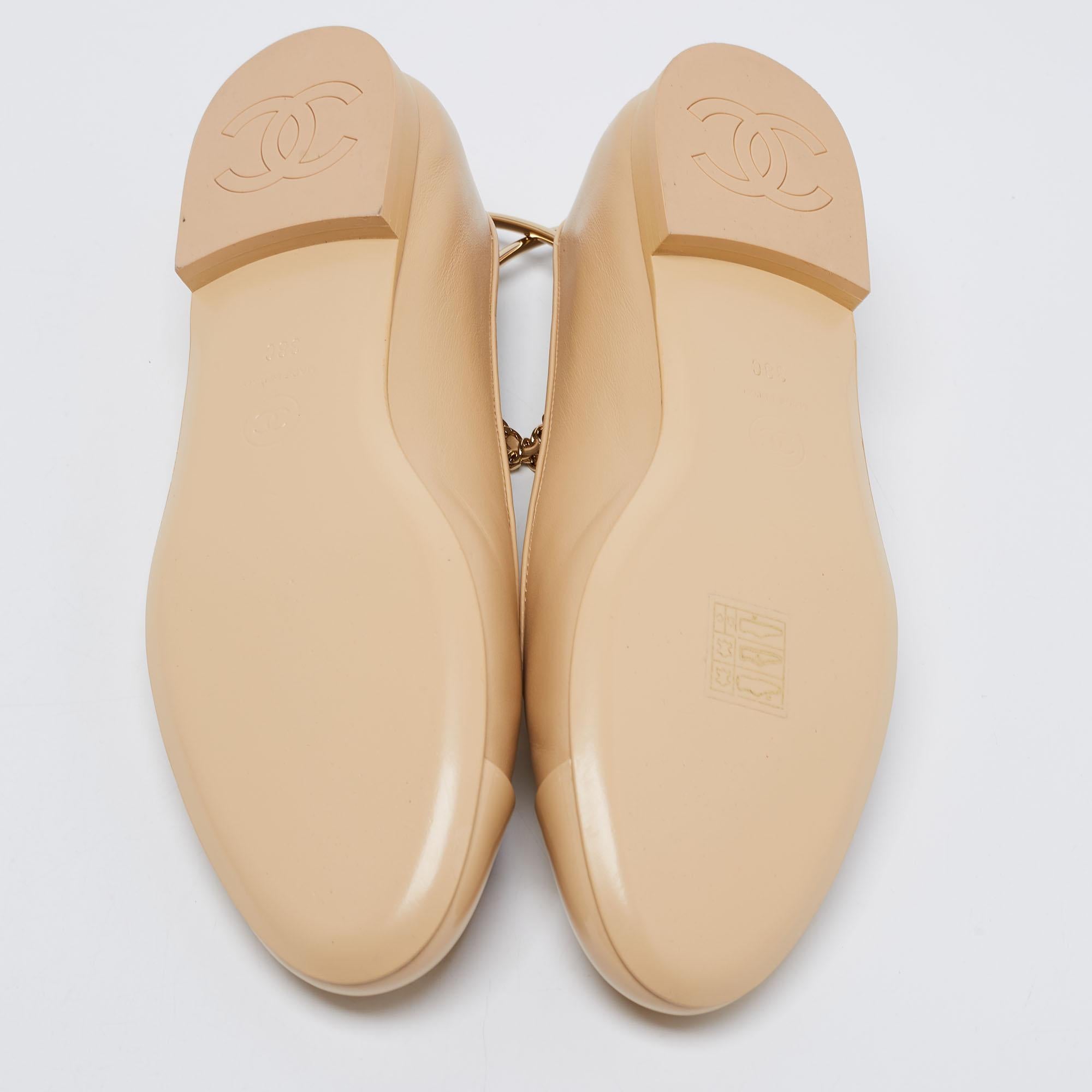 Chanel Beigefarbene flache Ballerina aus Lack und Leder mit Knöchelkette Größe 38 5