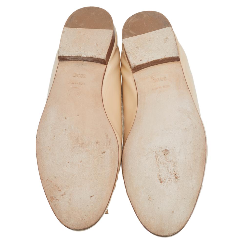 Minimalistic yet fashionable, these ballet flats from Chanel are perfect for channeling an air of elegance. These beige flats are crafted from patent leather and feature round toes with bow detailing and the CC logos. They come equipped with
