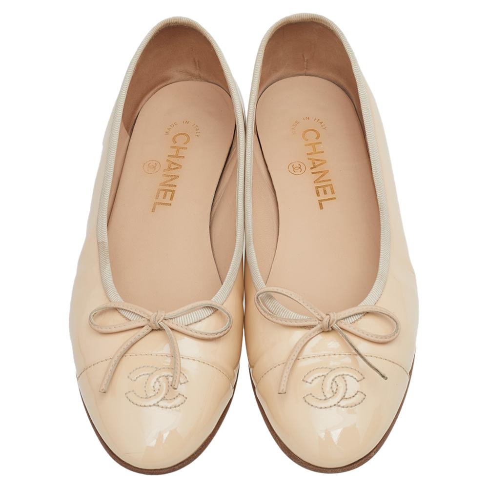 Chanel Beige Patent Leather CC Bow Ballet Flats Size 38.5 In Good Condition In Dubai, Al Qouz 2