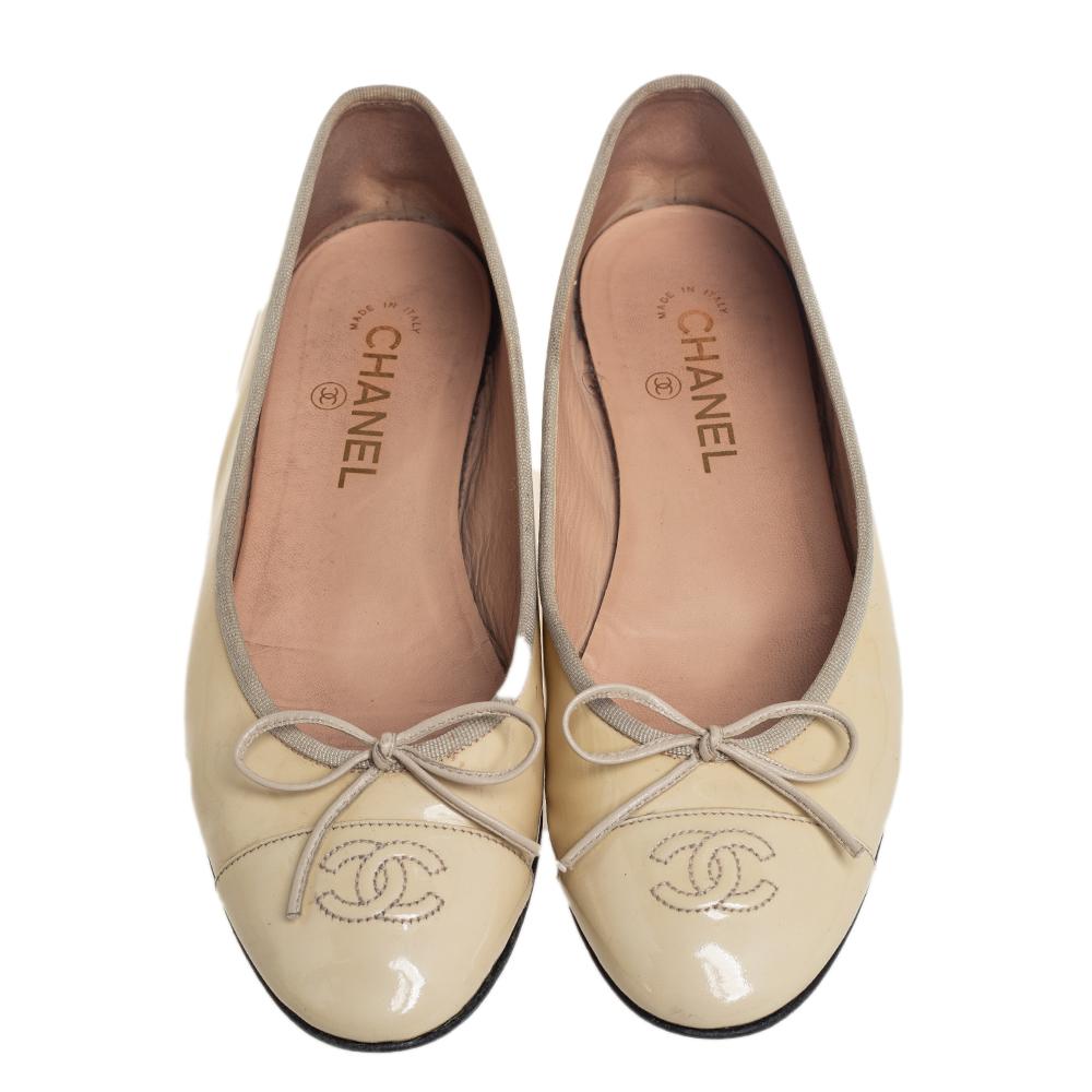 A pair of chic ballet flats for you to elevate your style! These Chanel flats come crafted from beige patent leather and feature cap toes with the iconic CC logo detailing and delicate bows on the uppers. They come equipped with comfortable