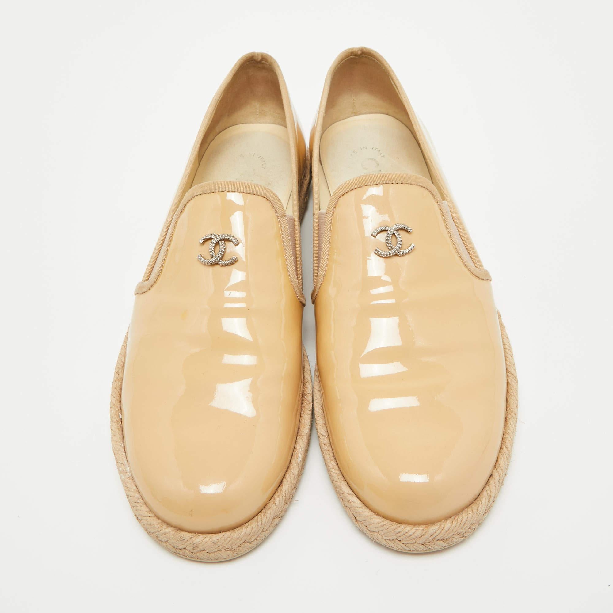 Step out in style every day with these gorgeous espadrilles from Chanel. Featuring a beige patent leather exterior, this round-toe pair is completed with braided jute details on the midsoles and the CC logo on the uppers. Slip these loafers on