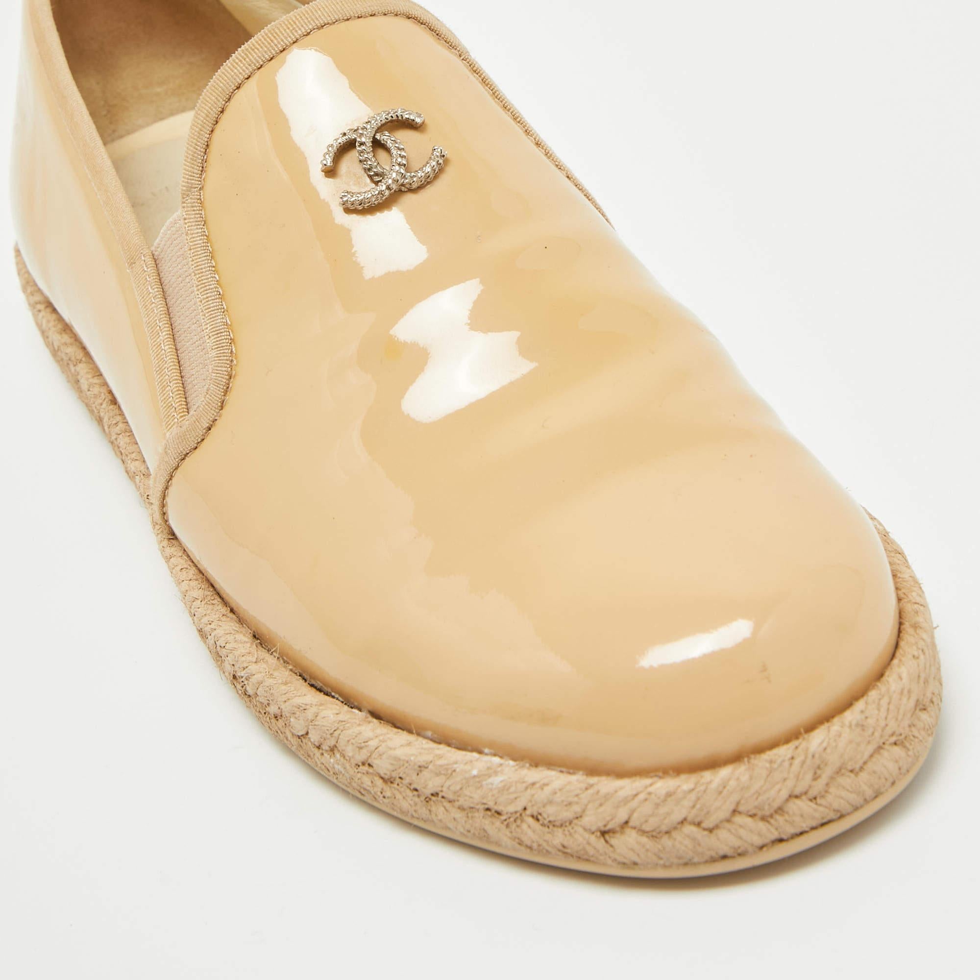 Chanel Beige Patent Leather CC Espadrille Loafers Size 36.5 In Good Condition In Dubai, Al Qouz 2