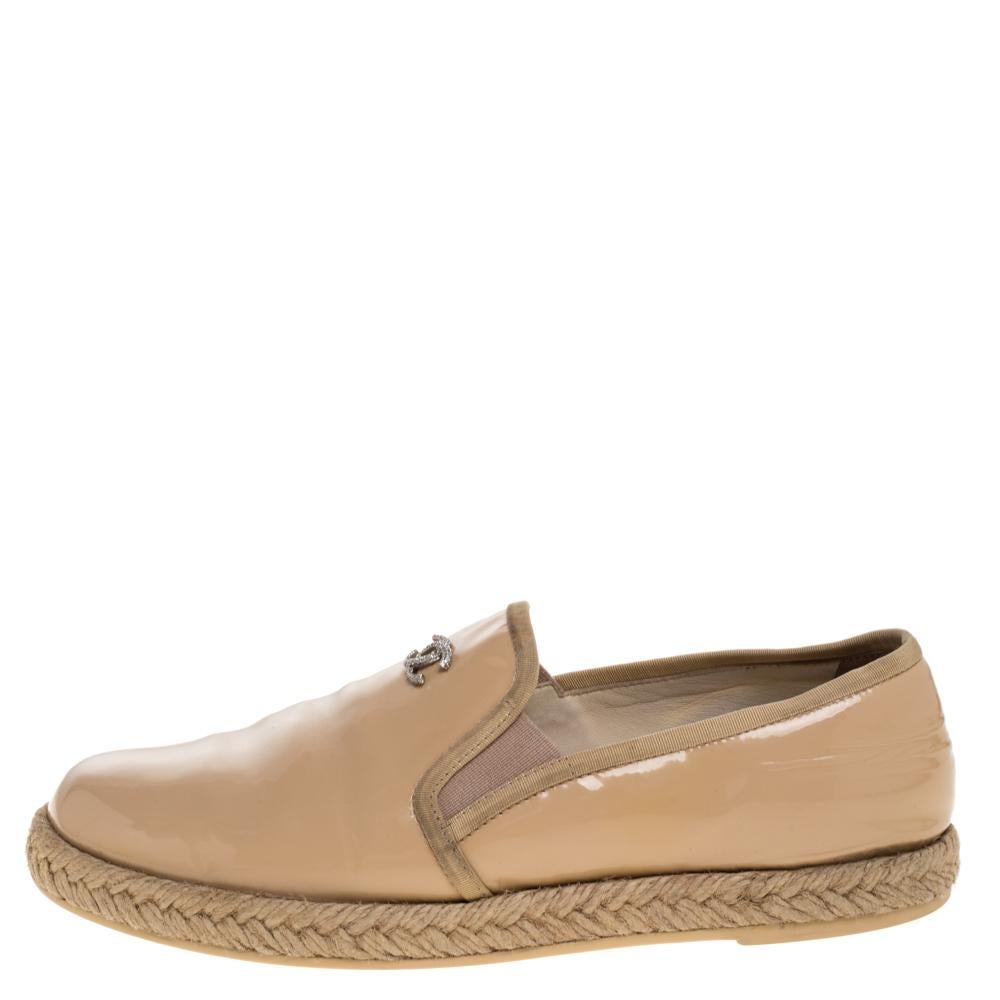 Step out in style every day with these gorgeous espadrilles from Chanel. Featuring a beige patent leather exterior, this round-toe pair is completed with braided jute details on the midsoles and the CC logo on the uppers. Slip these loafers on