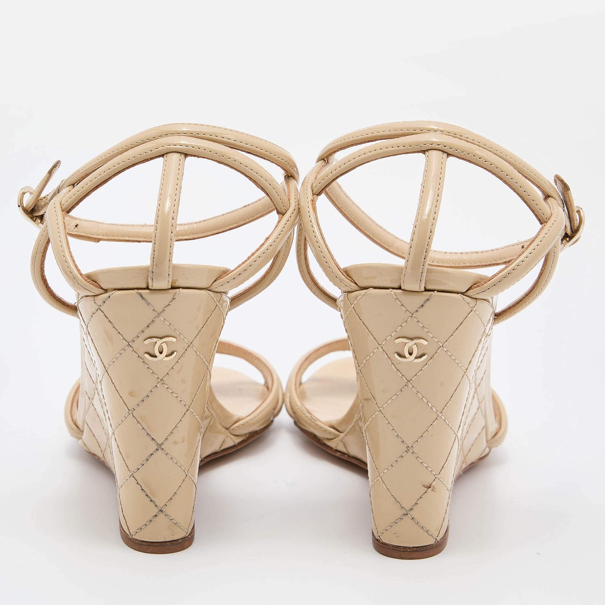 Chanel Beige Patent Leather Wedge Open Toe Sandals Size 38.5 In Fair Condition In Dubai, Al Qouz 2