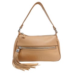 Chanel Beige Umhängetasche aus Leder mit Kieselsteinbesatz LAX