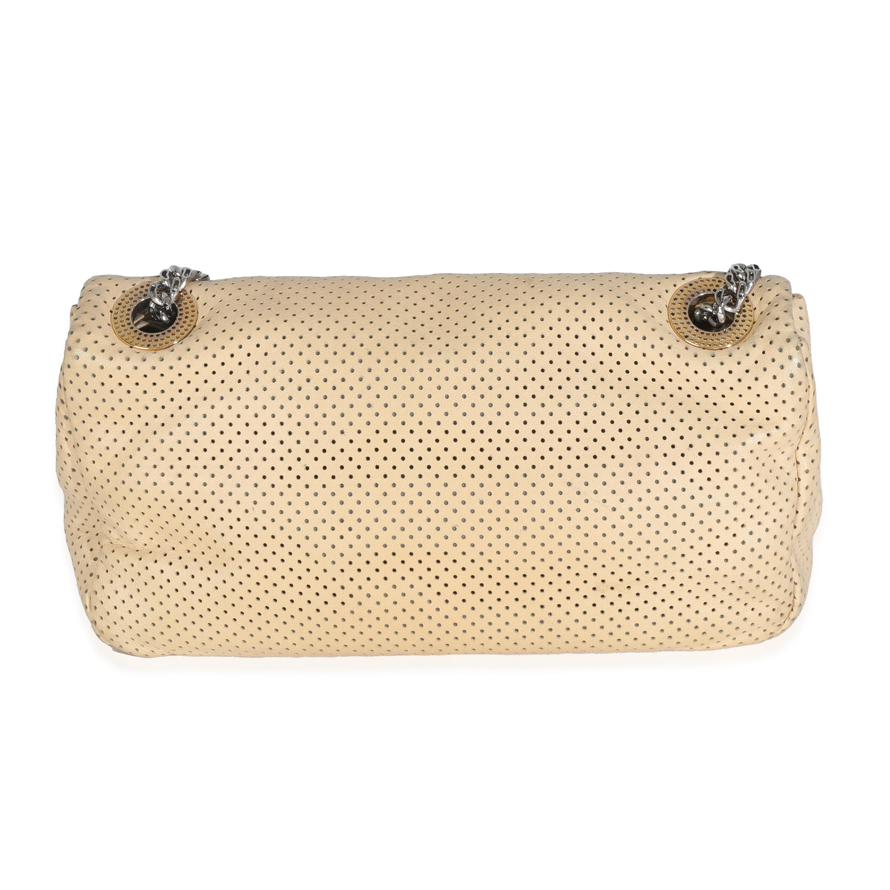 Titre de la liste : Chanel Beige Perforé  Sac à rabat en peau d'agneau
SKU : 147242
Condit : Usagé 
Description de l'état : Un classique intemporel qui ne se démode jamais, le sac à rabat de Chanel date de 1955 et a connu un certain nombre de mises