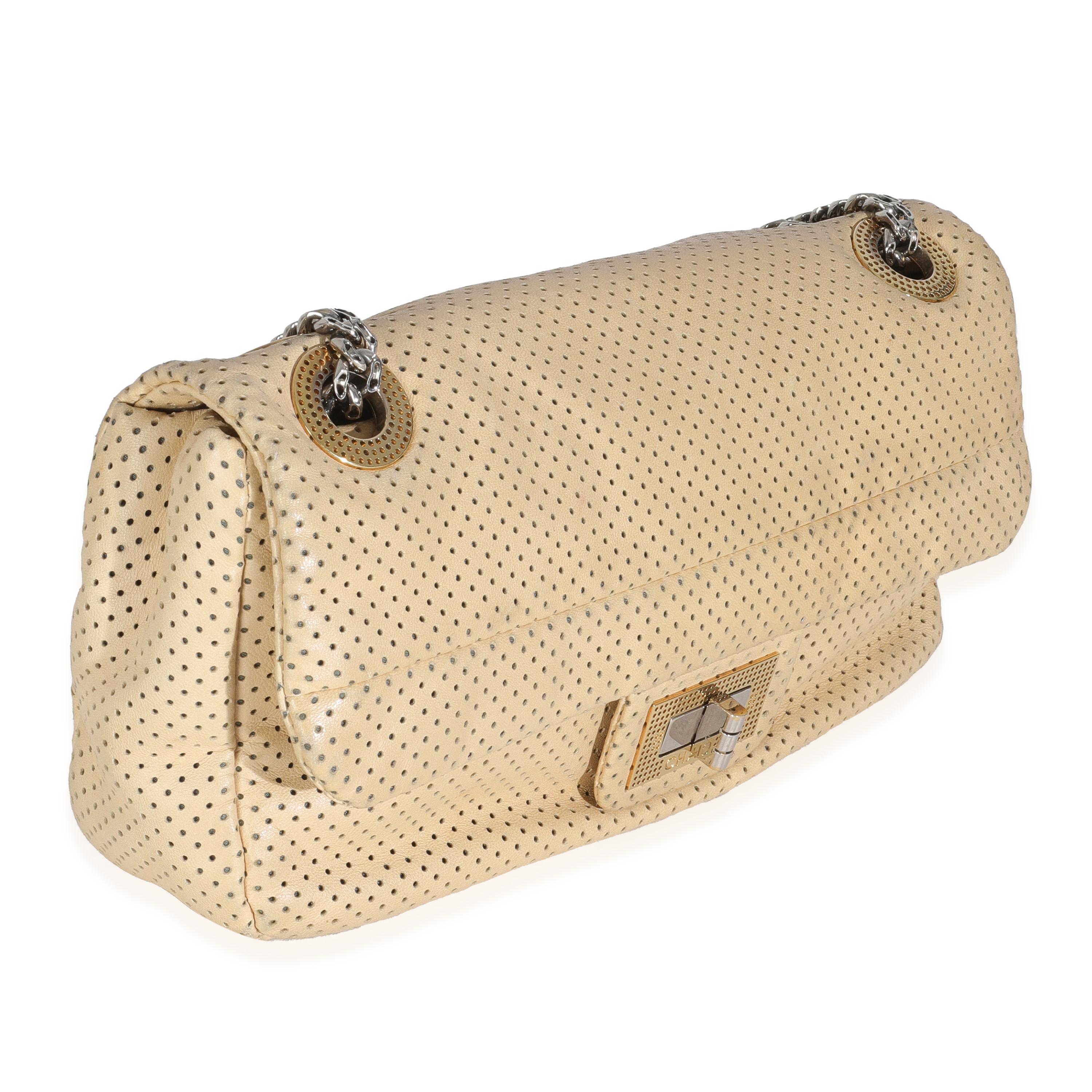 Chanel Beige Perforé  Sac à rabat en peau d'agneau Excellent état - En vente à New York, NY